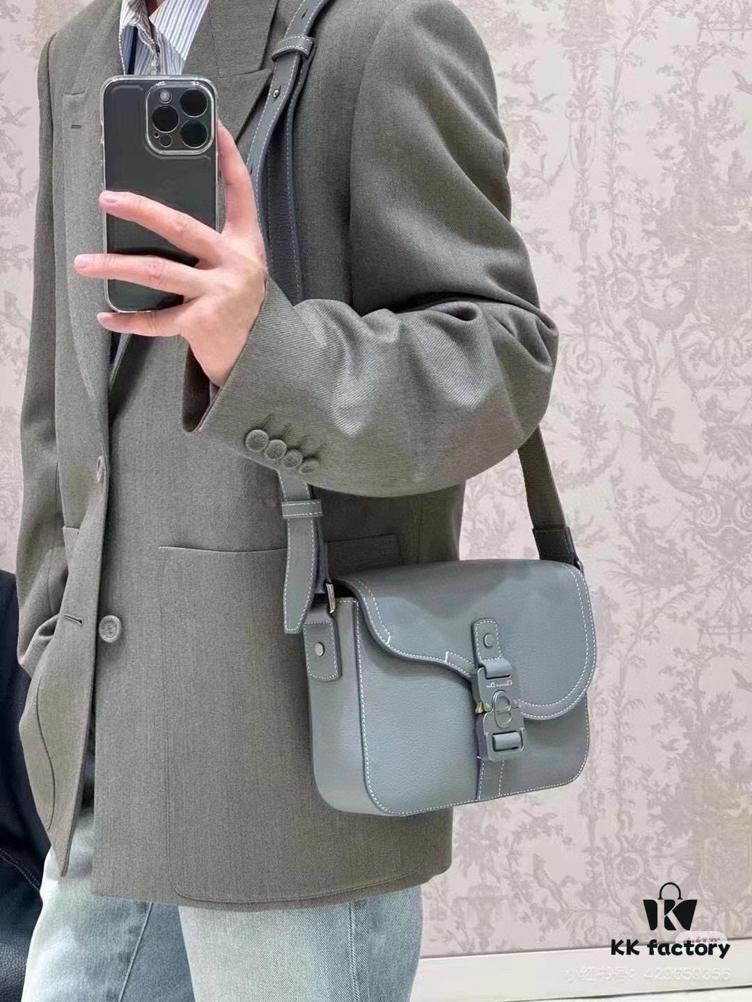 Box Included [Top Original Version] This mini saddle messenger bag is exquisitely stylish, crafted from black grained cowhide leather and adorned with a flap closure and 'DIOR' signature, highlighting the refined charm of the saddle design. Spacious interior compartments with a slip pocket accommodate daily essentials. Equipped with an adjustable leather shoulder strap for shoulder or crossbody wear.