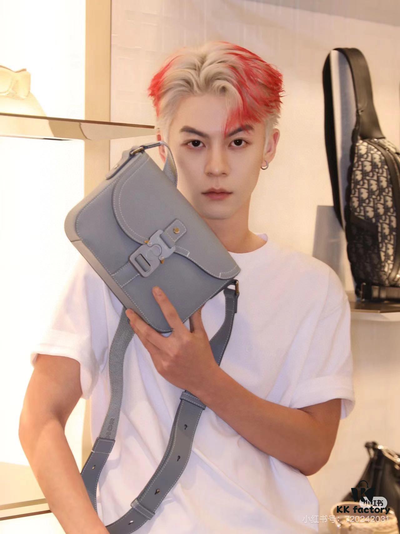 Box Included [Top Original Version] This mini saddle messenger bag is exquisitely stylish, crafted from black grained cowhide leather and adorned with a flap closure and 'DIOR' signature, highlighting the refined charm of the saddle design. Spacious interior compartments with a slip pocket accommodate daily essentials. Equipped with an adjustable leather shoulder strap for shoulder or crossbody wear.