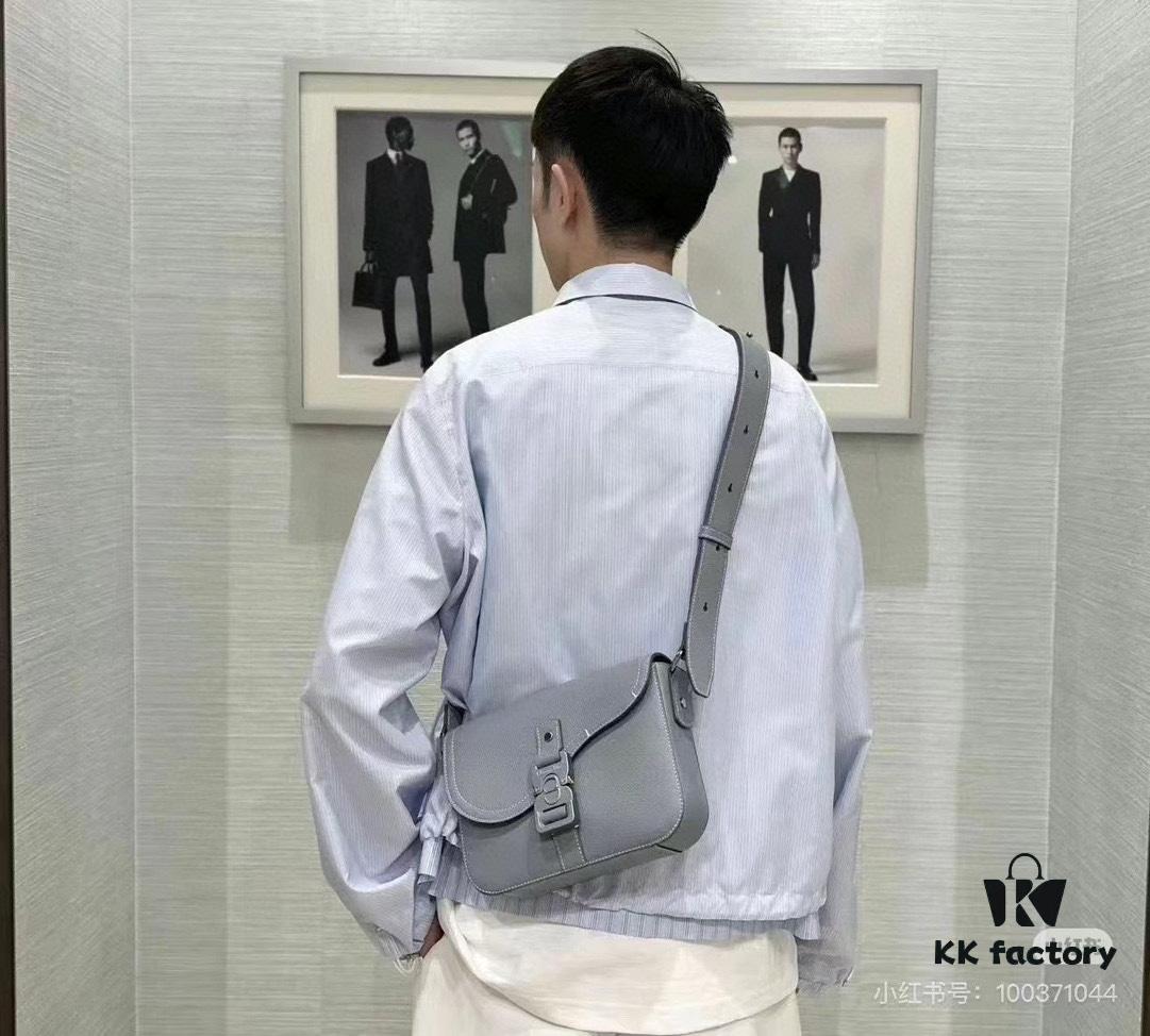 Box Included [Top Original Version] This mini saddle messenger bag is exquisitely stylish, crafted from black grained cowhide leather and adorned with a flap closure and 'DIOR' signature, highlighting the refined charm of the saddle design. Spacious interior compartments with a slip pocket accommodate daily essentials. Equipped with an adjustable leather shoulder strap for shoulder or crossbody wear.