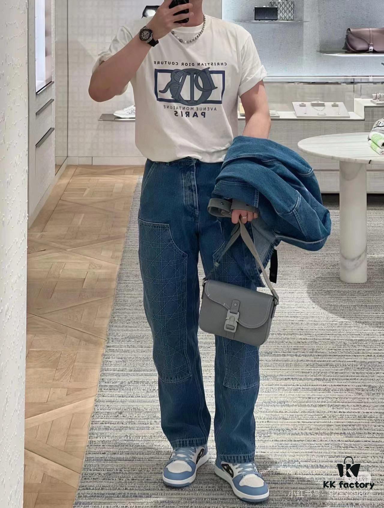 Box Included [Top Original Version] This mini saddle messenger bag is exquisitely stylish, crafted from black grained cowhide leather and adorned with a flap closure and 'DIOR' signature, highlighting the refined charm of the saddle design. Spacious interior compartments with a slip pocket accommodate daily essentials. Equipped with an adjustable leather shoulder strap for shoulder or crossbody wear.