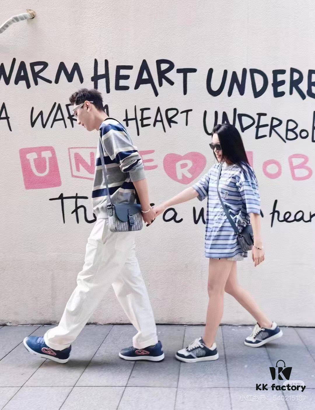 Box Included [Top Original Version] This mini saddle messenger bag is exquisitely stylish, crafted from black grained cowhide leather and adorned with a flap closure and 'DIOR' signature, highlighting the refined charm of the saddle design. Spacious interior compartments with a slip pocket accommodate daily essentials. Equipped with an adjustable leather shoulder strap for shoulder or crossbody wear.