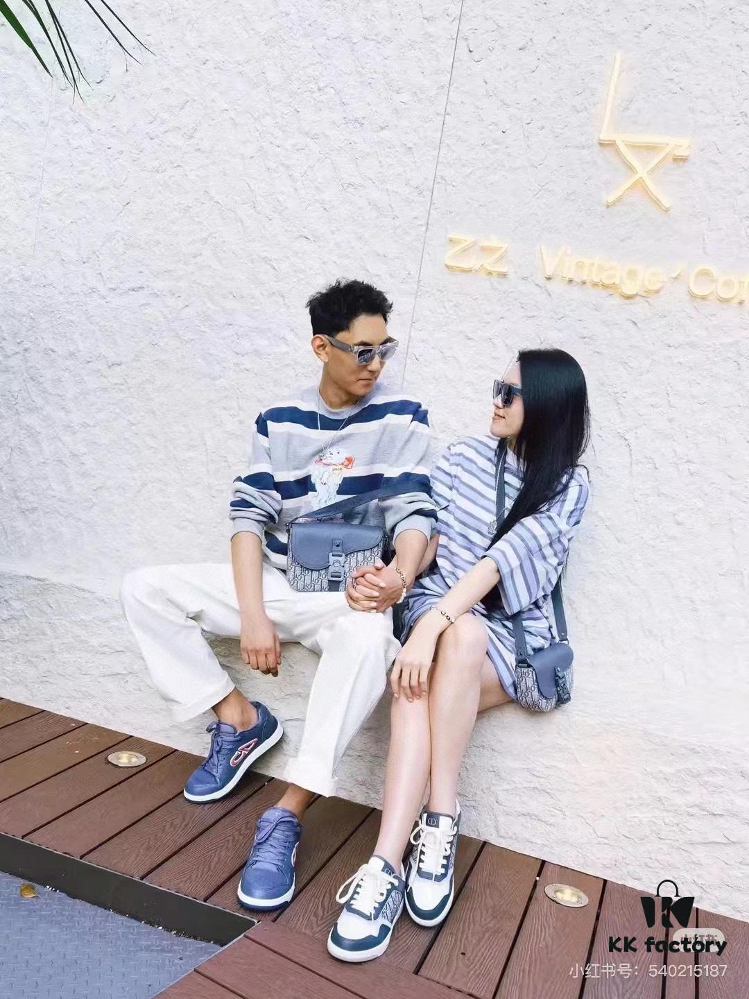 Box Included [Top Original Version] This mini saddle messenger bag is exquisitely stylish, crafted from black grained cowhide leather and adorned with a flap closure and 'DIOR' signature, highlighting the refined charm of the saddle design. Spacious interior compartments with a slip pocket accommodate daily essentials. Equipped with an adjustable leather shoulder strap for shoulder or crossbody wear.