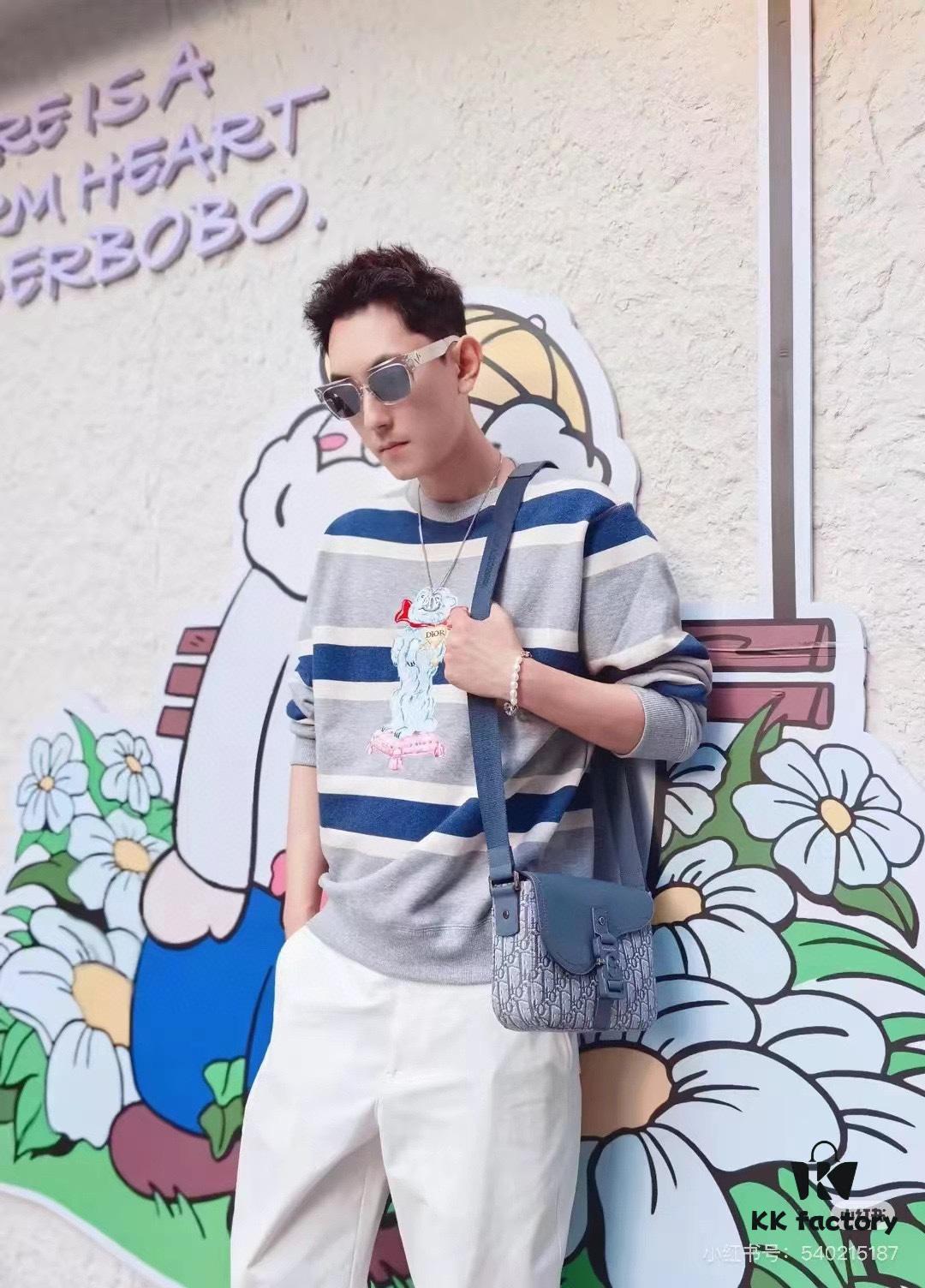 Box Included [Top Original Version] This mini saddle messenger bag is exquisitely stylish, crafted from black grained cowhide leather and adorned with a flap closure and 'DIOR' signature, highlighting the refined charm of the saddle design. Spacious interior compartments with a slip pocket accommodate daily essentials. Equipped with an adjustable leather shoulder strap for shoulder or crossbody wear.