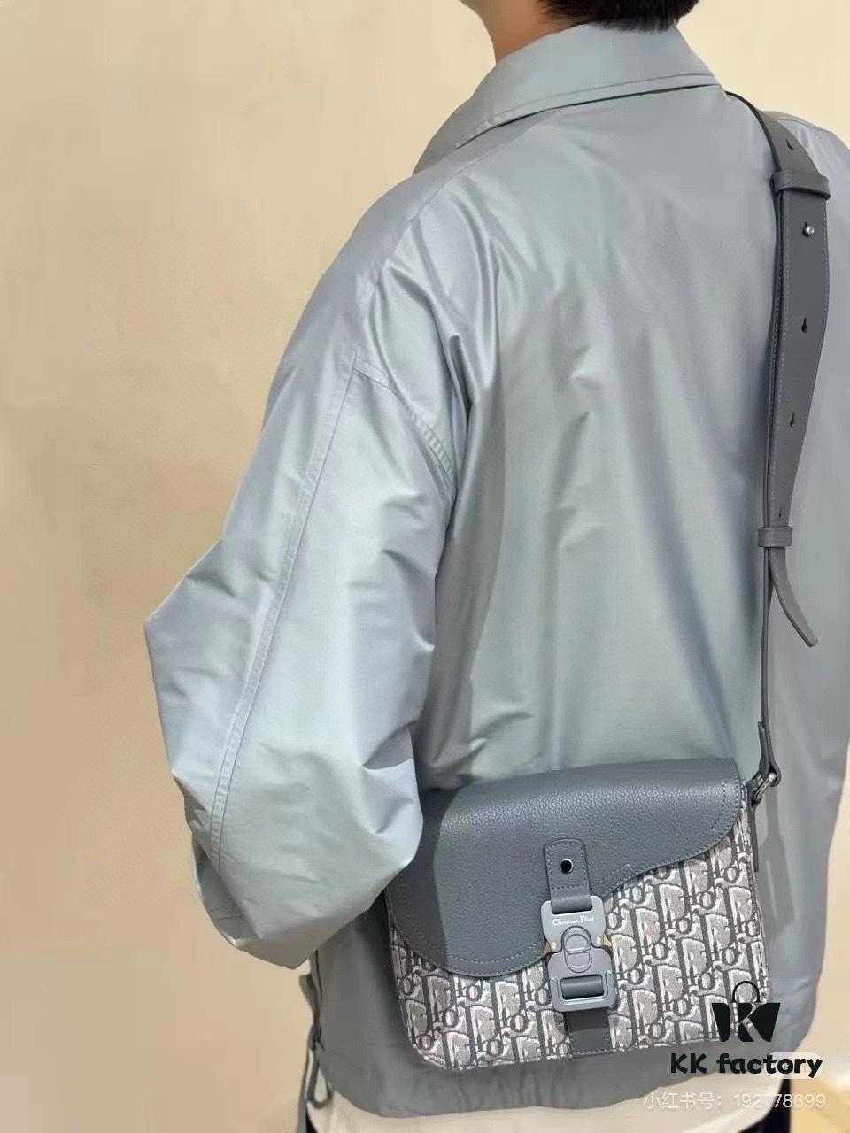 Box Included [Top Original Version] This mini saddle messenger bag is exquisitely stylish, crafted from black grained cowhide leather and adorned with a flap closure and 'DIOR' signature, highlighting the refined charm of the saddle design. Spacious interior compartments with a slip pocket accommodate daily essentials. Equipped with an adjustable leather shoulder strap for shoulder or crossbody wear.