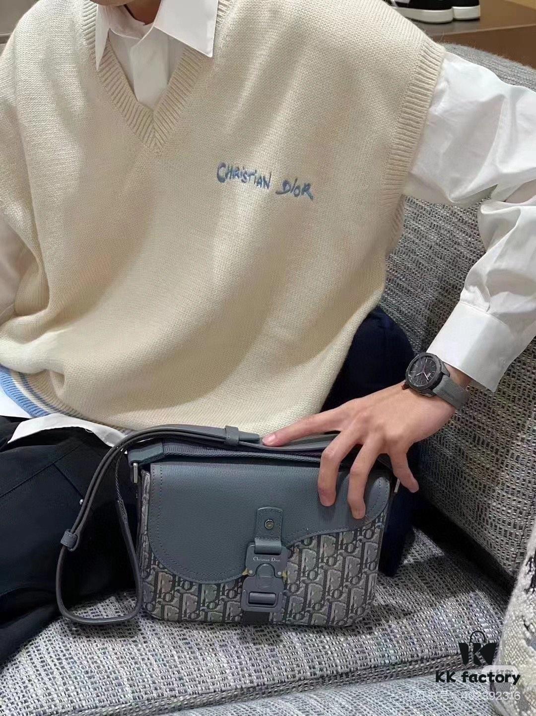 Box Included [Top Original Version] This mini saddle messenger bag is exquisitely stylish, crafted from black grained cowhide leather and adorned with a flap closure and 'DIOR' signature, highlighting the refined charm of the saddle design. Spacious interior compartments with a slip pocket accommodate daily essentials. Equipped with an adjustable leather shoulder strap for shoulder or crossbody wear.