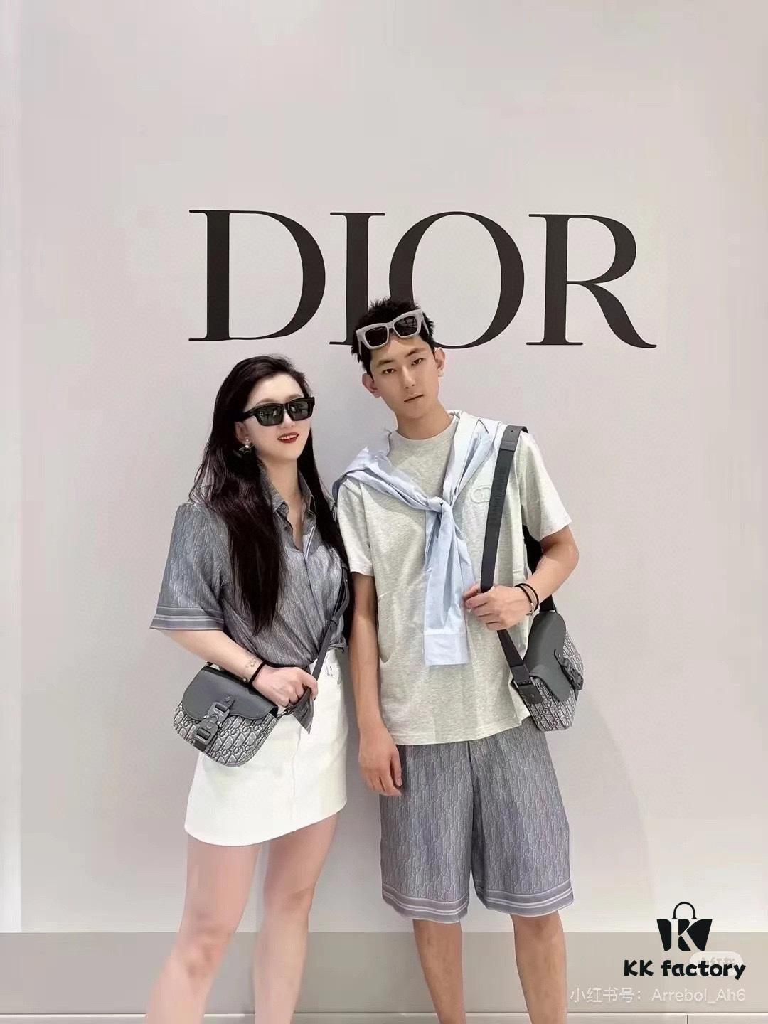 Box Included [Top Original Version] This mini saddle messenger bag is exquisitely stylish, crafted from black grained cowhide leather and adorned with a flap closure and 'DIOR' signature, highlighting the refined charm of the saddle design. Spacious interior compartments with a slip pocket accommodate daily essentials. Equipped with an adjustable leather shoulder strap for shoulder or crossbody wear.