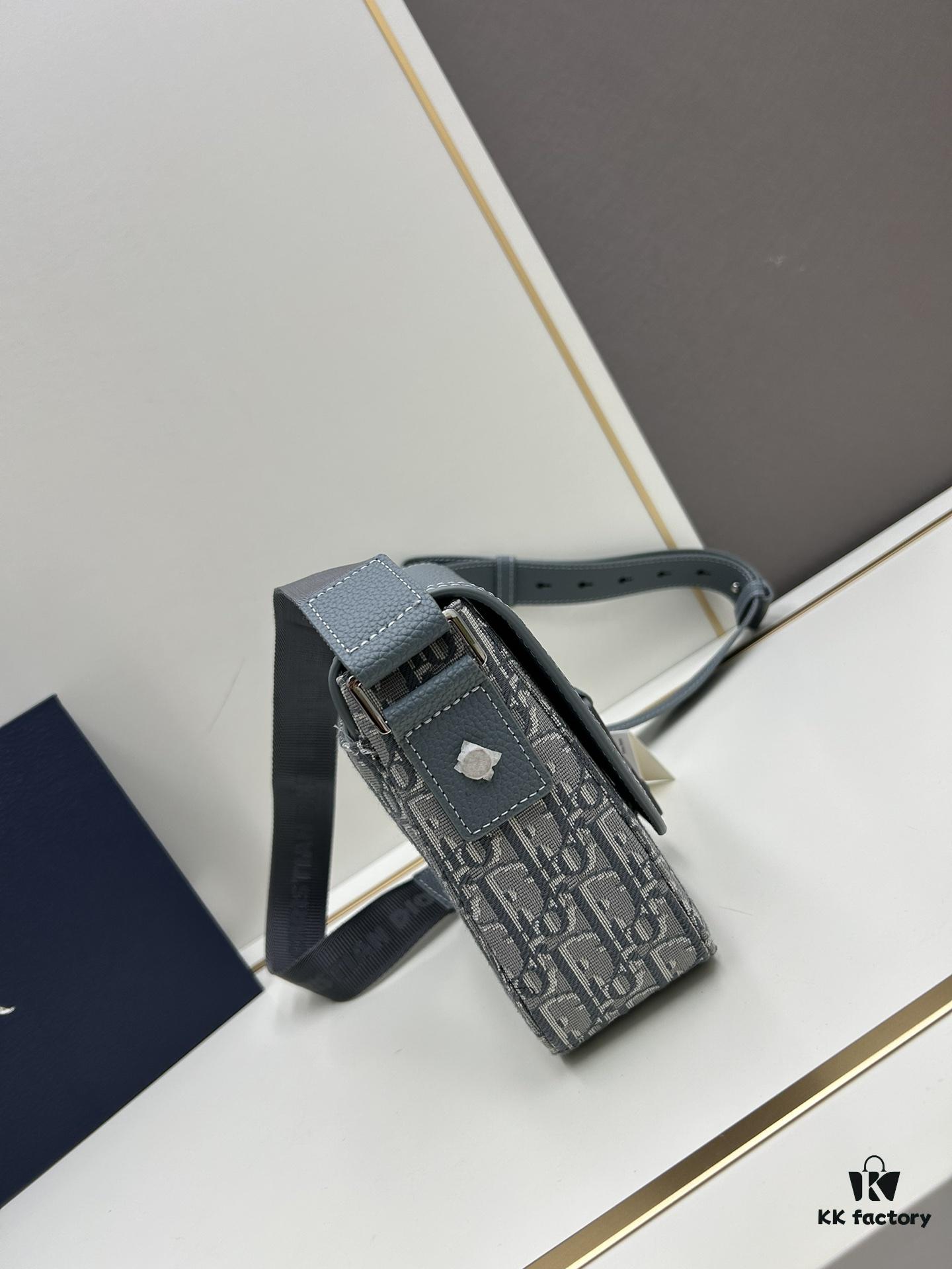 Box Included [Top Original Version] This mini saddle messenger bag is exquisitely stylish, meticulously crafted from black grained cowhide leather, featuring a flap closure and 'DIOR' signature that highlights the refined charm of the saddle design. Spacious interior compartments with a patch pocket allow for convenient storage of daily essentials. Equipped with an adjustable leather shoulder strap for either shoulder or crossbody wear.