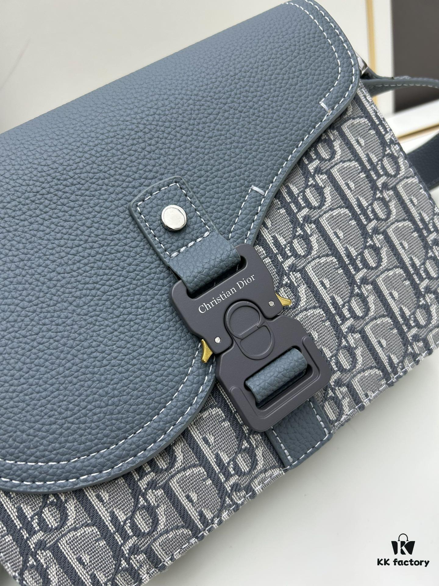 Box Included [Top Original Version] This mini saddle messenger bag is exquisitely stylish, meticulously crafted from black grained cowhide leather, featuring a flap closure and 'DIOR' signature that highlights the refined charm of the saddle design. Spacious interior compartments with a patch pocket allow for convenient storage of daily essentials. Equipped with an adjustable leather shoulder strap for either shoulder or crossbody wear.