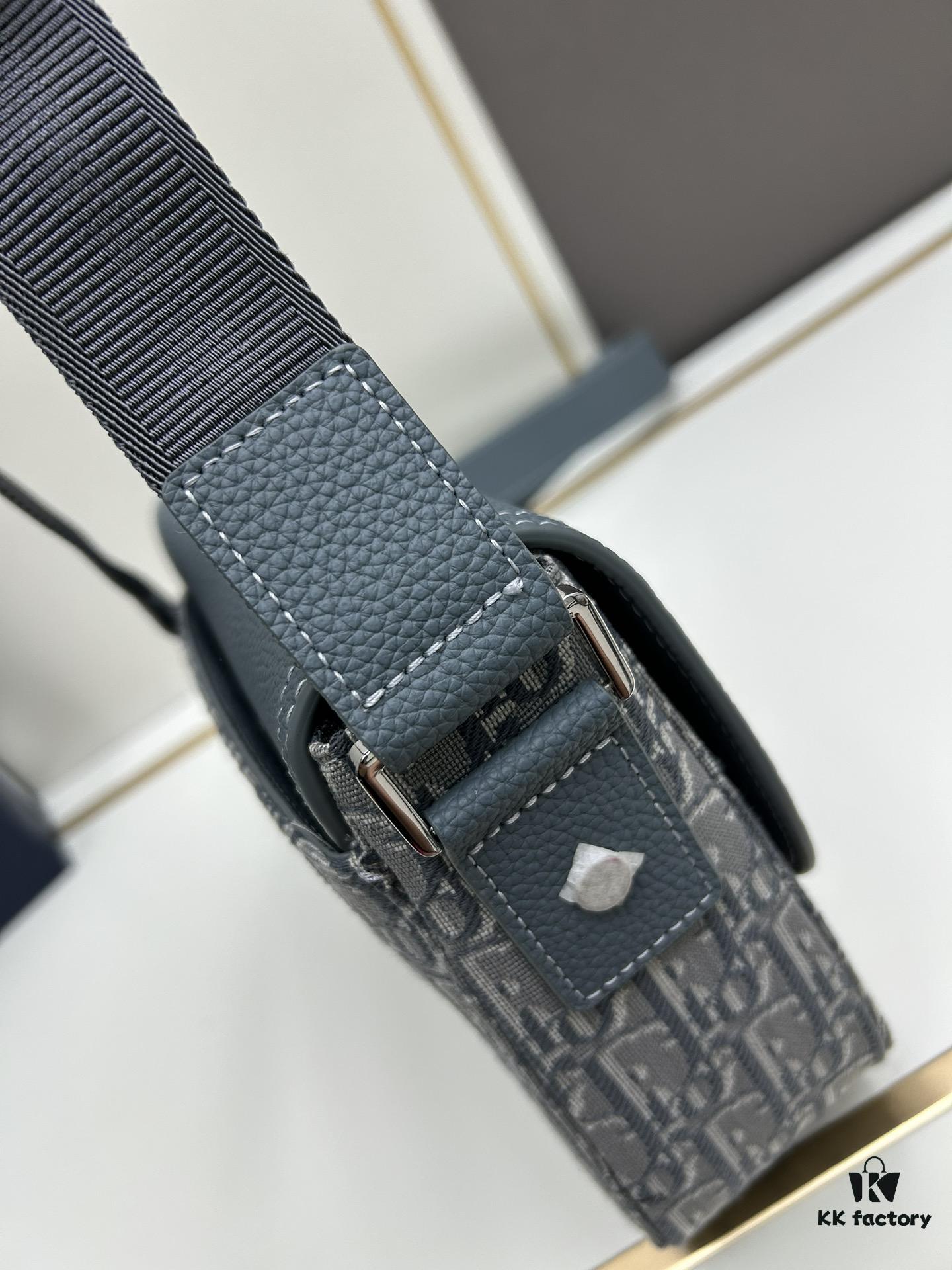 Box Included [Top Original Version] This mini saddle messenger bag is exquisitely stylish, meticulously crafted from black grained cowhide leather, featuring a flap closure and 'DIOR' signature that highlights the refined charm of the saddle design. Spacious interior compartments with a patch pocket allow for convenient storage of daily essentials. Equipped with an adjustable leather shoulder strap for either shoulder or crossbody wear.