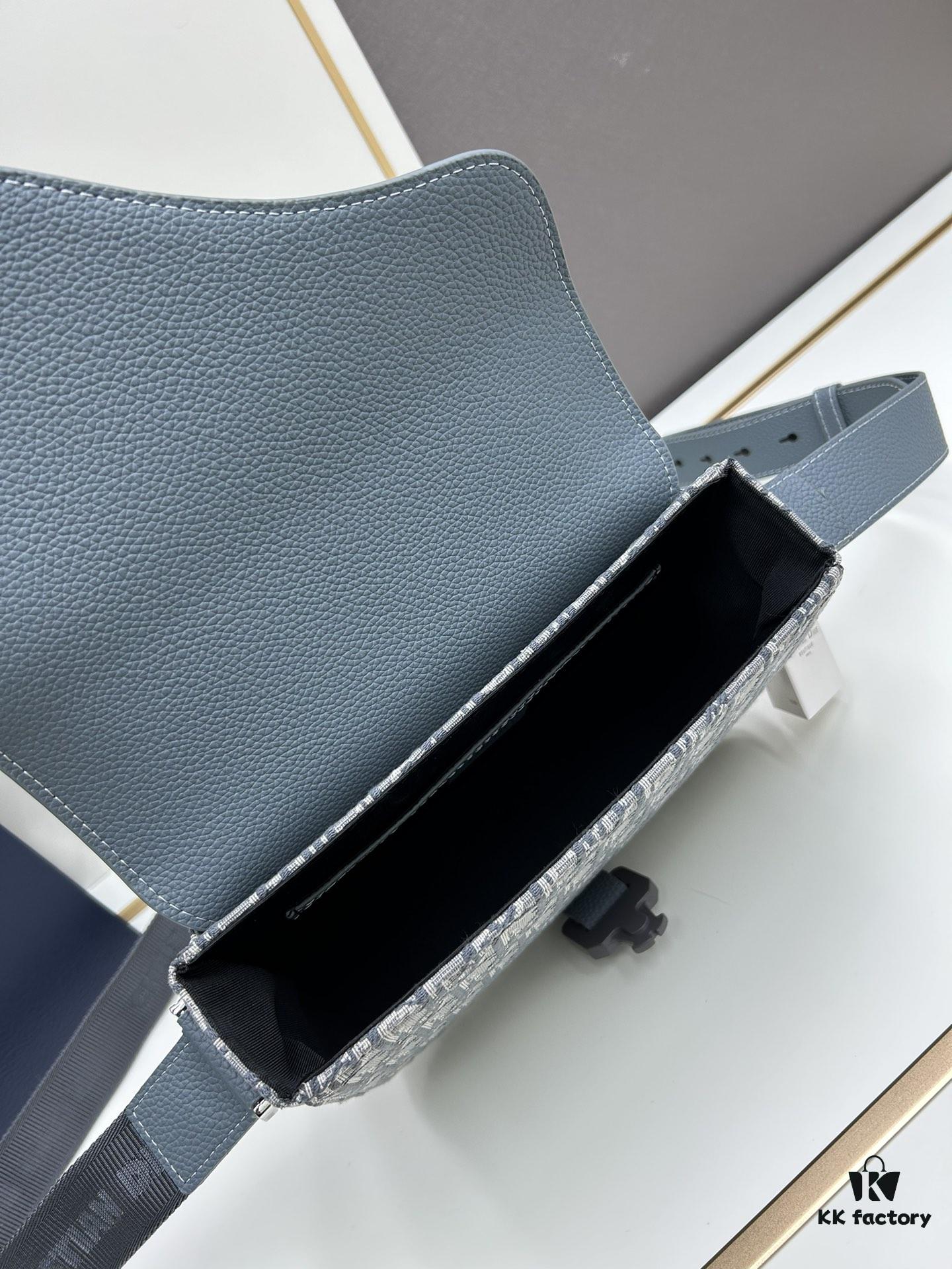 Box Included [Top Original Version] This mini saddle messenger bag is exquisitely stylish, meticulously crafted from black grained cowhide leather, featuring a flap closure and 'DIOR' signature that highlights the refined charm of the saddle design. Spacious interior compartments with a patch pocket allow for convenient storage of daily essentials. Equipped with an adjustable leather shoulder strap for either shoulder or crossbody wear.