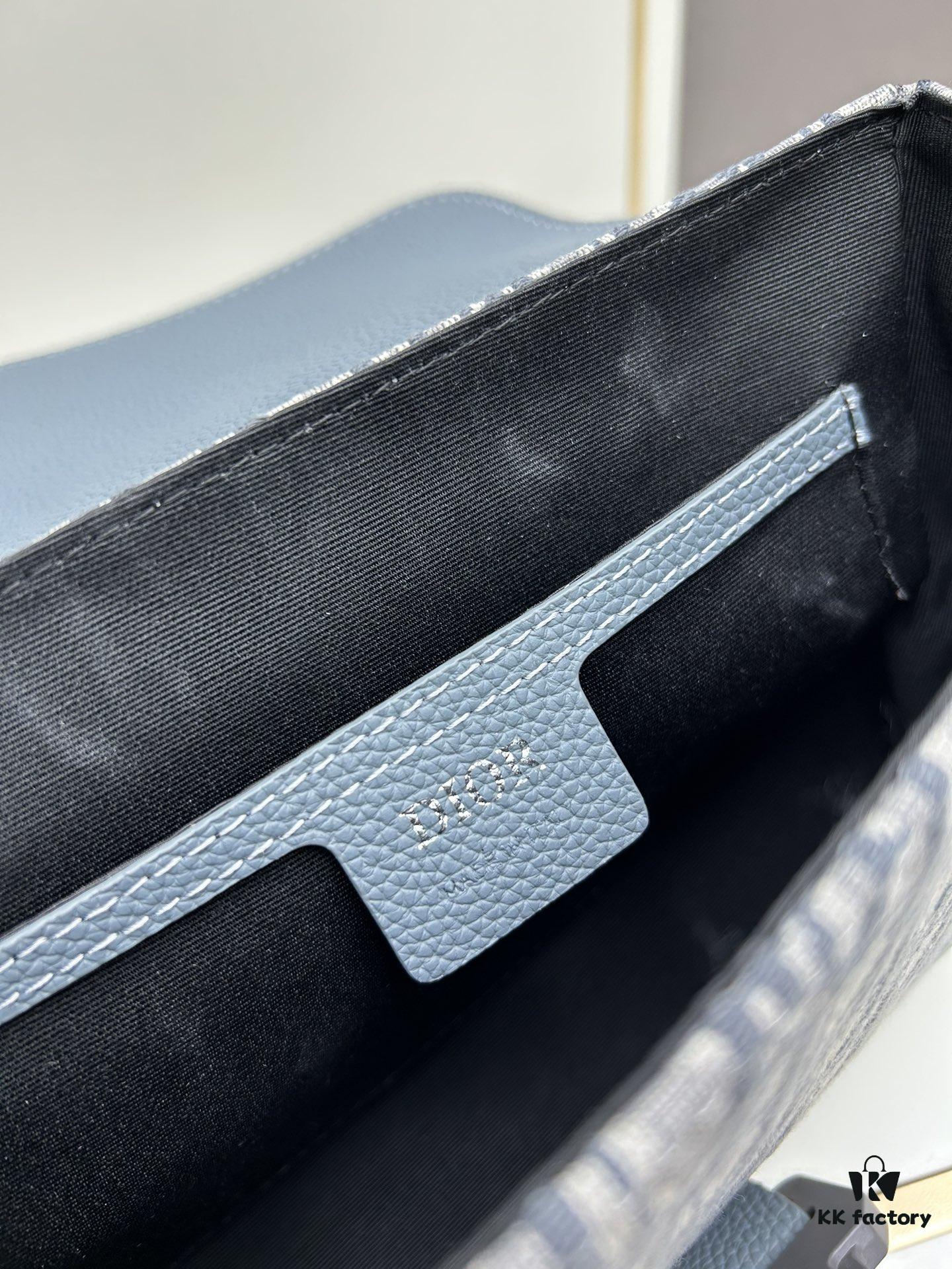 Box Included [Top Original Version] This mini saddle messenger bag is exquisitely stylish, meticulously crafted from black grained cowhide leather, featuring a flap closure and 'DIOR' signature that highlights the refined charm of the saddle design. Spacious interior compartments with a patch pocket allow for convenient storage of daily essentials. Equipped with an adjustable leather shoulder strap for either shoulder or crossbody wear.