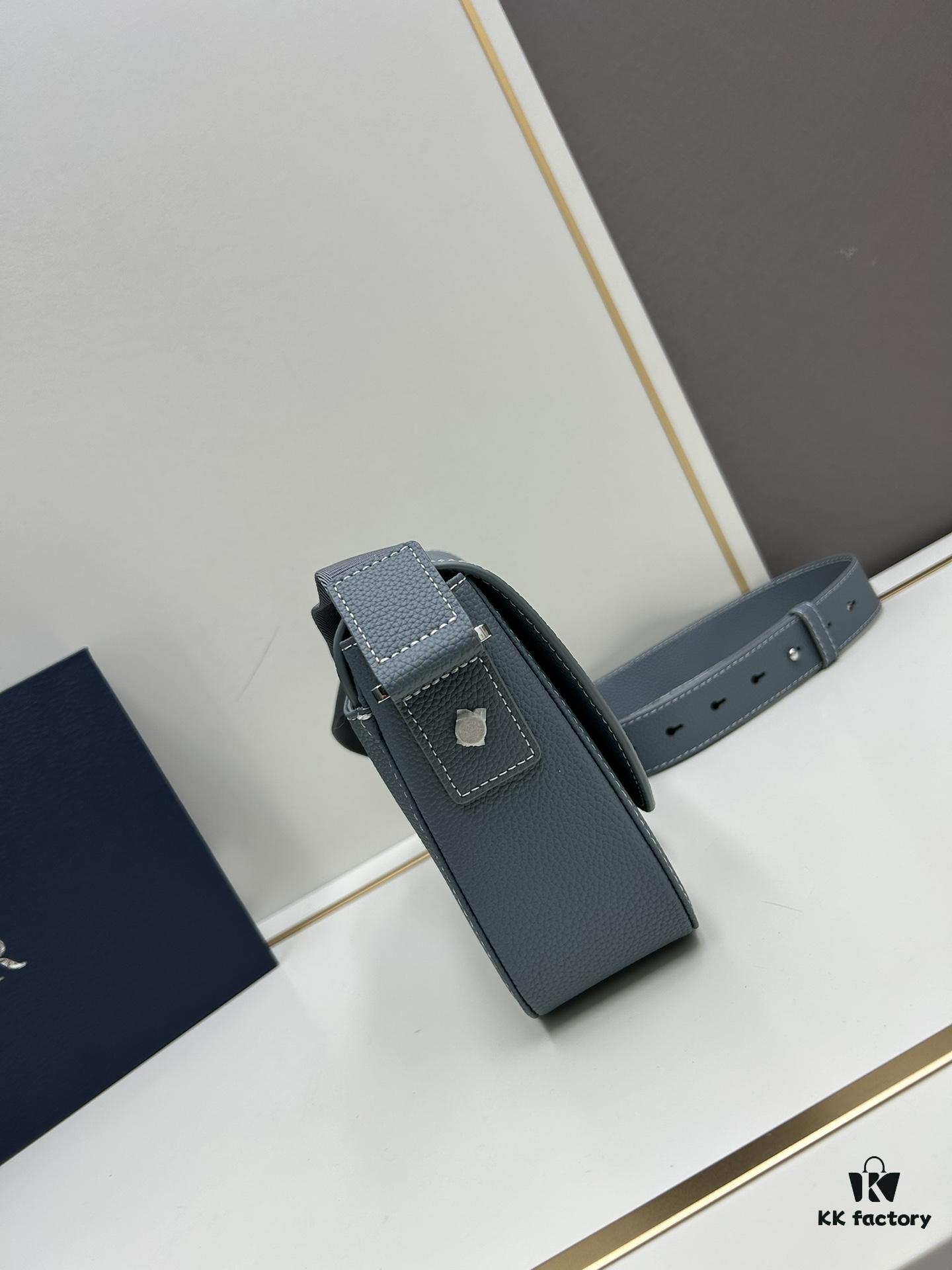 Box Included [Top Original Version] This mini saddle messenger bag is exquisitely crafted and stylish, made from black grained calf leather with a flap closure and 'DIOR' signature, highlighting the refined charm of the saddle design. Spacious interior compartments with a patch pocket for organizing daily essentials. Equipped with an adjustable leather shoulder strap for versatile wear as a shoulder or crossbody bag.