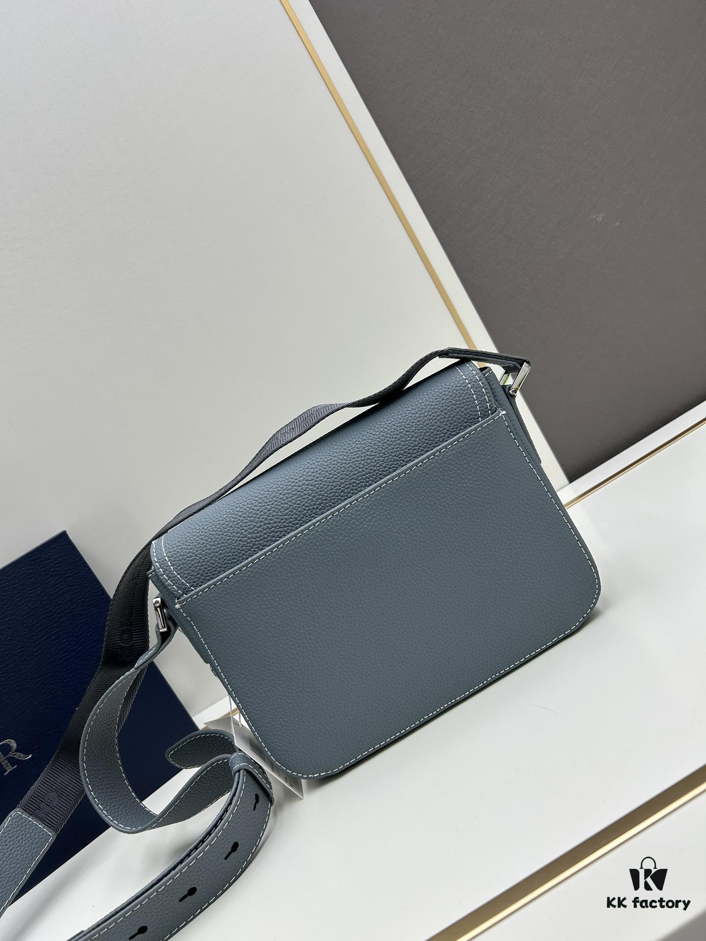 Box Included [Top Original Version] This mini saddle messenger bag is exquisitely crafted and stylish, made from black grained calf leather with a flap closure and 'DIOR' signature, highlighting the refined charm of the saddle design. Spacious interior compartments with a patch pocket for organizing daily essentials. Equipped with an adjustable leather shoulder strap for versatile wear as a shoulder or crossbody bag.