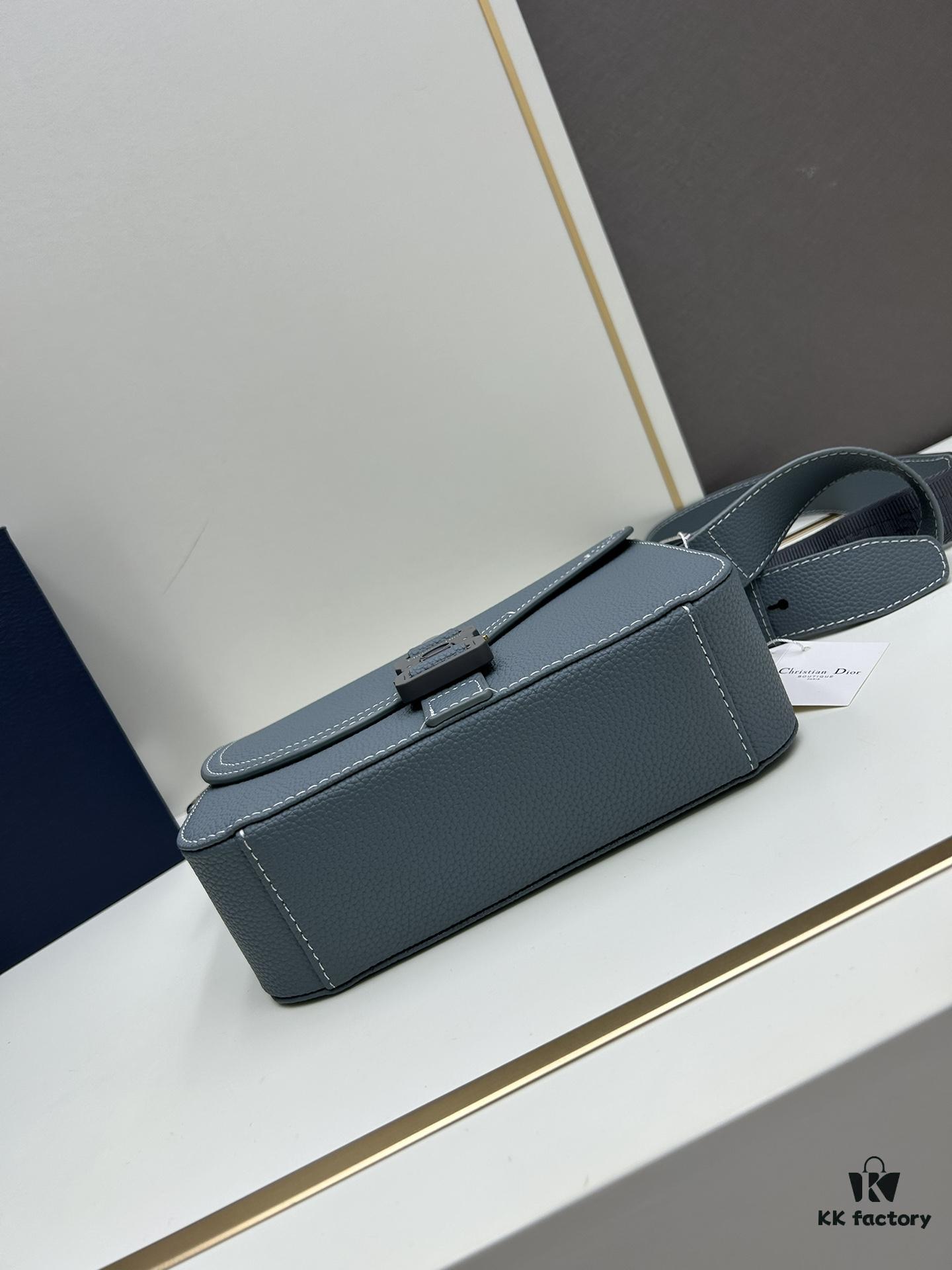 Box Included [Top Original Version] This mini saddle messenger bag is exquisitely crafted and stylish, made from black grained calf leather with a flap closure and 'DIOR' signature, highlighting the refined charm of the saddle design. Spacious interior compartments with a patch pocket for organizing daily essentials. Equipped with an adjustable leather shoulder strap for versatile wear as a shoulder or crossbody bag.