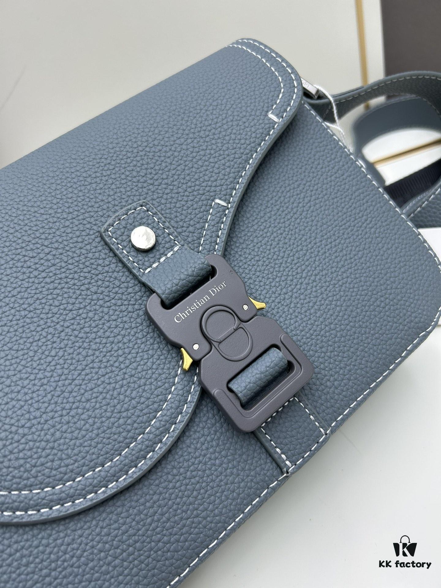 Box Included [Top Original Version] This mini saddle messenger bag is exquisitely crafted and stylish, made from black grained calf leather with a flap closure and 'DIOR' signature, highlighting the refined charm of the saddle design. Spacious interior compartments with a patch pocket for organizing daily essentials. Equipped with an adjustable leather shoulder strap for versatile wear as a shoulder or crossbody bag.