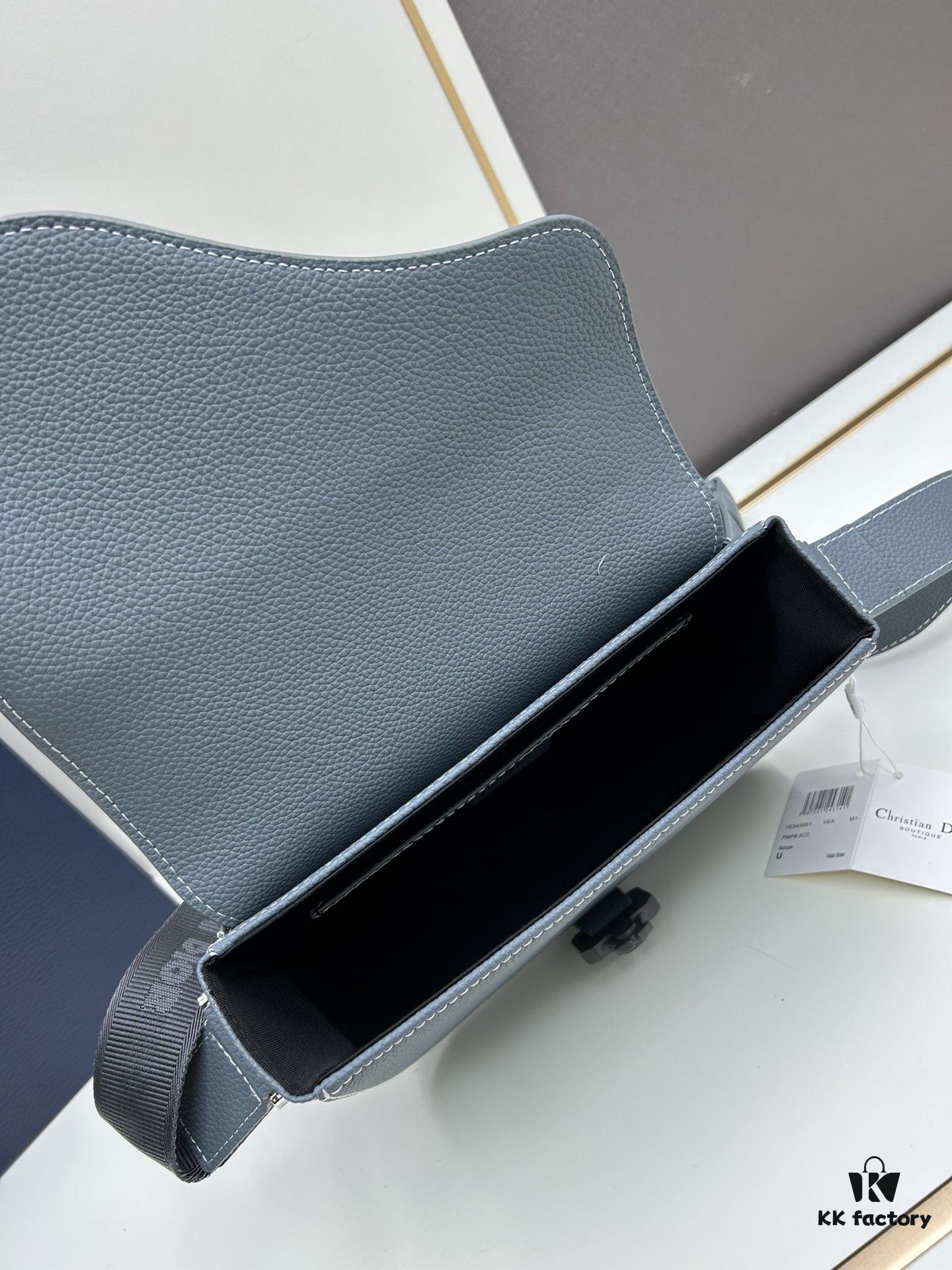 Box Included [Top Original Version] This mini saddle messenger bag is exquisitely crafted and stylish, made from black grained calf leather with a flap closure and 'DIOR' signature, highlighting the refined charm of the saddle design. Spacious interior compartments with a patch pocket for organizing daily essentials. Equipped with an adjustable leather shoulder strap for versatile wear as a shoulder or crossbody bag.