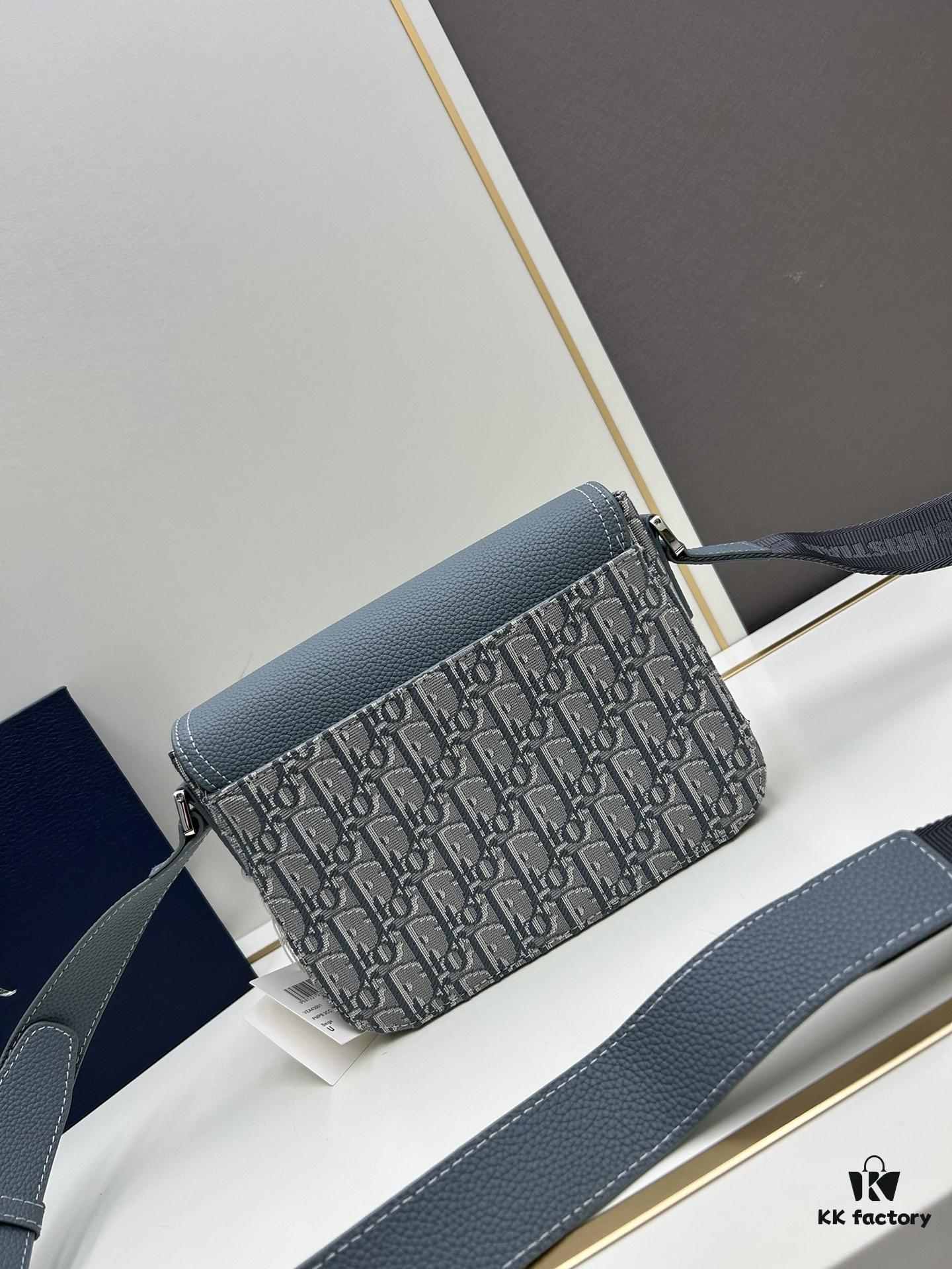 Box Included [Top Original Version] This mini saddle messenger bag is exquisitely stylish, meticulously crafted from black grained cowhide leather, featuring a flap closure and 'DIOR' signature that highlights the refined charm of the saddle design. Spacious interior compartments with a patch pocket allow for convenient storage of daily essentials. Equipped with an adjustable leather shoulder strap for either shoulder or crossbody wear.