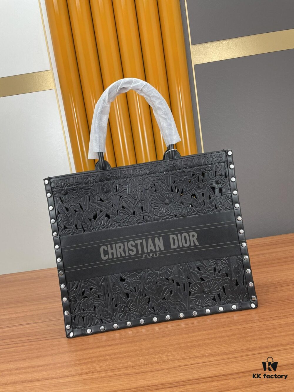 Large and Medium Size | Handcrafted Leather Sculpture Artwork 👑 Dior Spring Collection Latest Tote Bag Shoulder Bag 🎒 Official Website Series Runway Style
