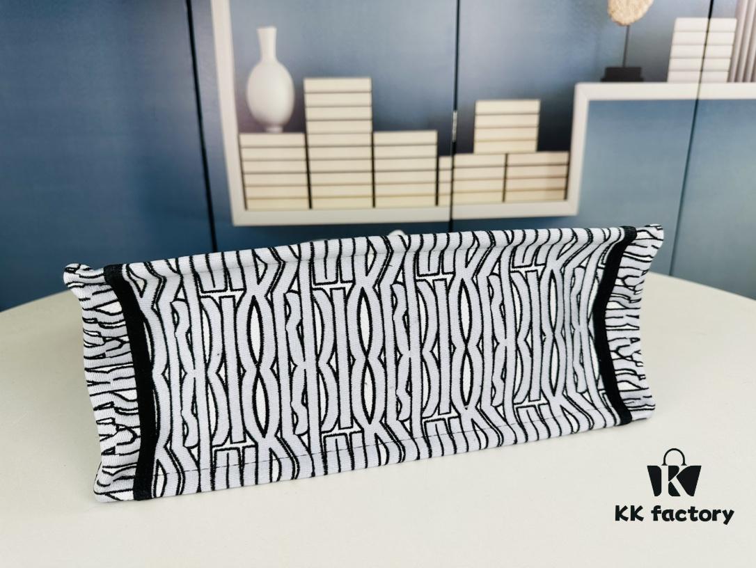 Original Order Embroidered Medium Di0r Book Tote