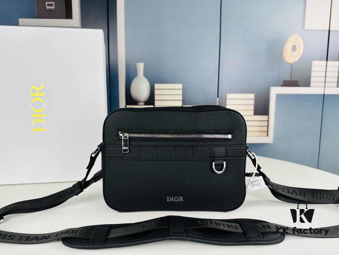 Safari Messenger Bag with Box This practical and compact messenger bag is ideal for daily use. Crafted from black Oblique printed fabric, it features details in black grained calf leather. Equipped with a zip compartment and a front pocket for everyday essentials, it comes with an adjustable Christian Dior shoulder strap for shoulder or crossbody wear.