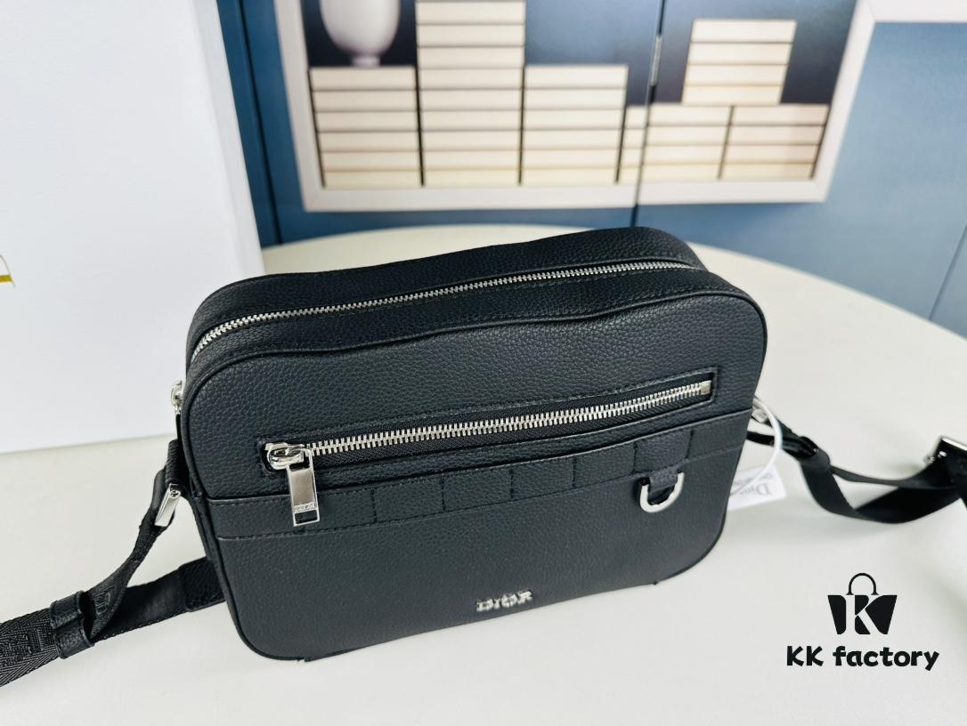 Safari Messenger Bag with Box This practical and compact messenger bag is ideal for daily use. Crafted from black Oblique printed fabric, it features details in black grained calf leather. Equipped with a zip compartment and a front pocket for everyday essentials, it comes with an adjustable Christian Dior shoulder strap for shoulder or crossbody wear.