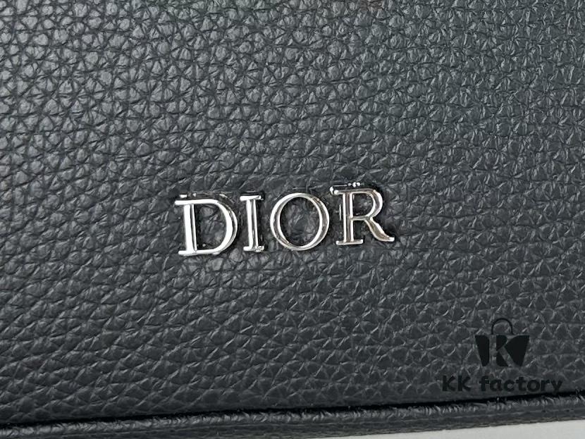 Safari Messenger Bag with Box This practical and compact messenger bag is ideal for daily use. Crafted from black Oblique printed fabric, it features details in black grained calf leather. Equipped with a zip compartment and a front pocket for everyday essentials, it comes with an adjustable Christian Dior shoulder strap for shoulder or crossbody wear.