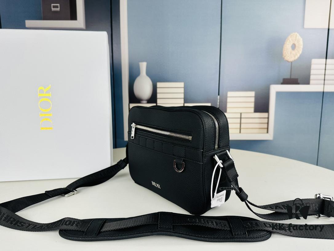 Safari Messenger Bag with Box This practical and compact messenger bag is ideal for daily use. Crafted from black Oblique printed fabric, it features details in black grained calf leather. Equipped with a zip compartment and a front pocket for everyday essentials, it comes with an adjustable Christian Dior shoulder strap for shoulder or crossbody wear.