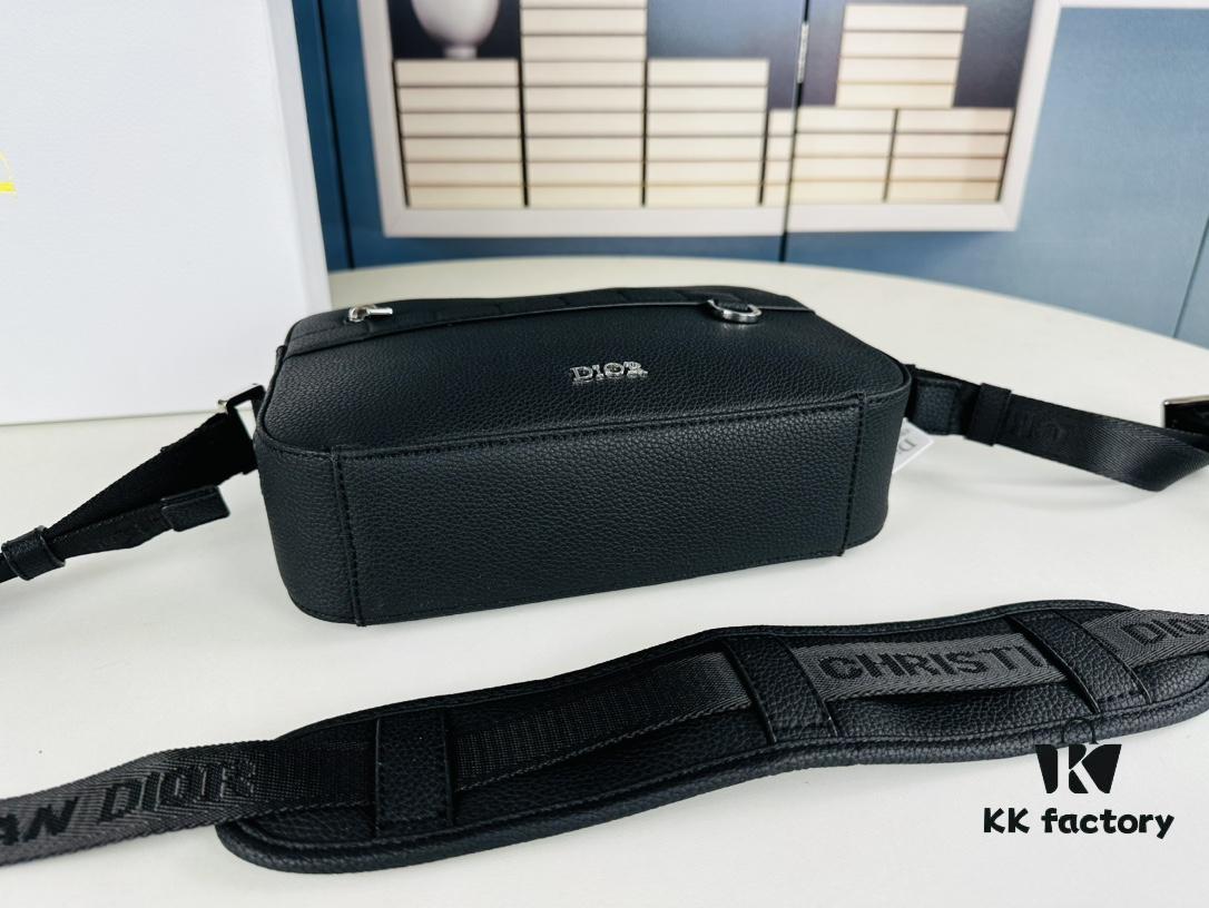 Safari Messenger Bag with Box This practical and compact messenger bag is ideal for daily use. Crafted from black Oblique printed fabric, it features details in black grained calf leather. Equipped with a zip compartment and a front pocket for everyday essentials, it comes with an adjustable Christian Dior shoulder strap for shoulder or crossbody wear.