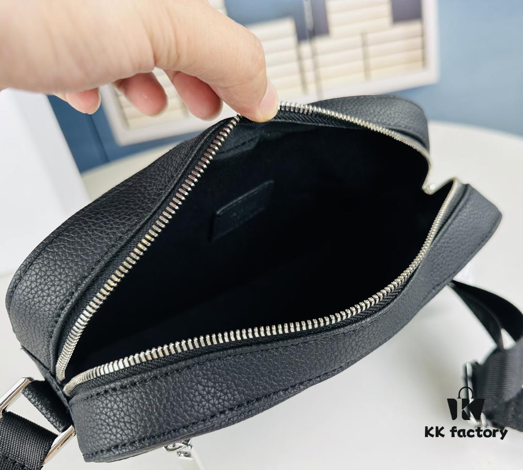 Safari Messenger Bag with Box This practical and compact messenger bag is ideal for daily use. Crafted from black Oblique printed fabric, it features details in black grained calf leather. Equipped with a zip compartment and a front pocket for everyday essentials, it comes with an adjustable Christian Dior shoulder strap for shoulder or crossbody wear.