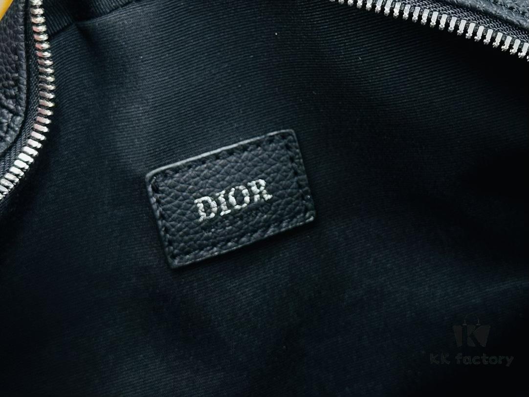 Safari Messenger Bag with Box This practical and compact messenger bag is ideal for daily use. Crafted from black Oblique printed fabric, it features details in black grained calf leather. Equipped with a zip compartment and a front pocket for everyday essentials, it comes with an adjustable Christian Dior shoulder strap for shoulder or crossbody wear.