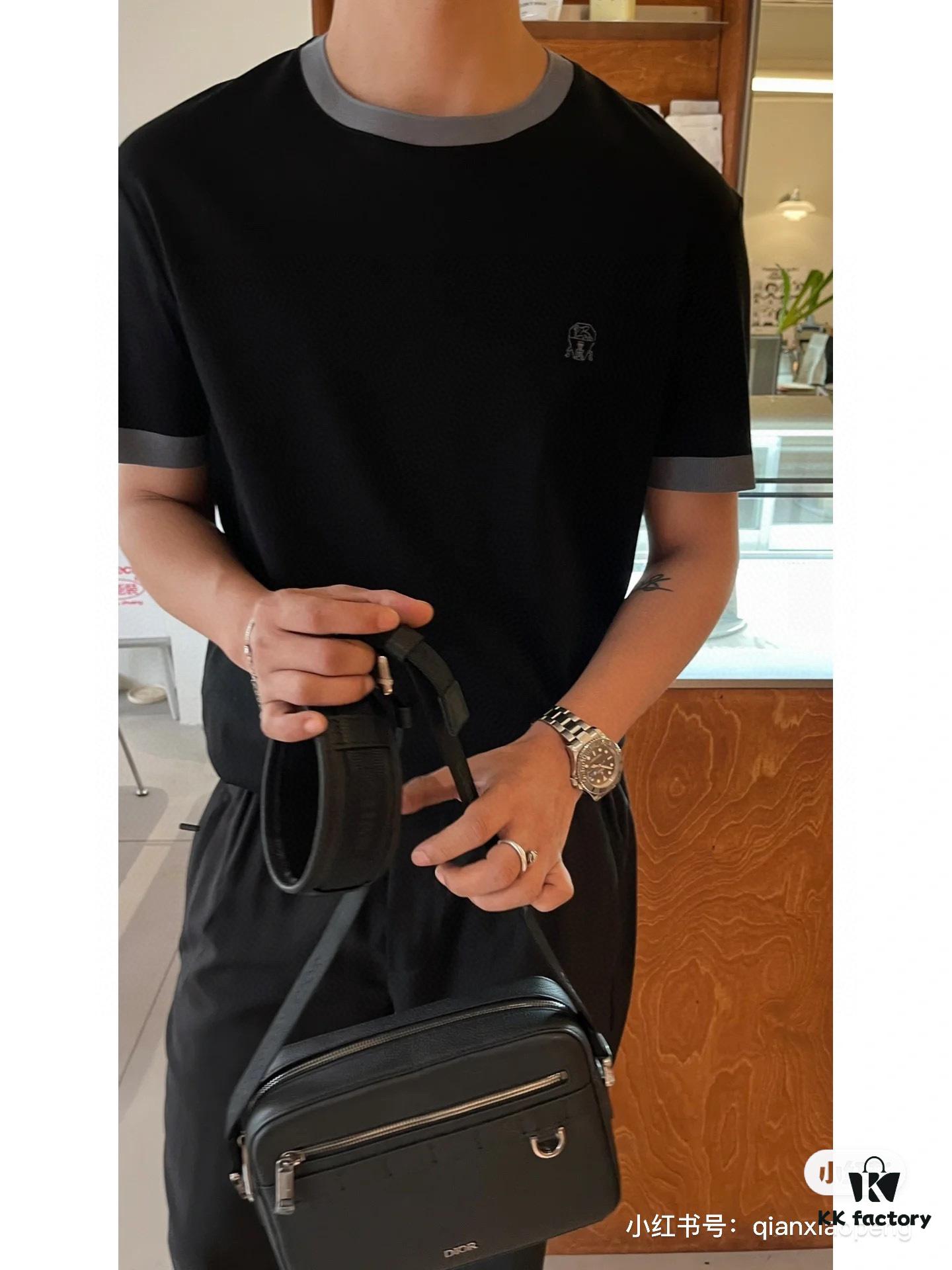 Safari Messenger Bag with Box This practical and compact messenger bag is ideal for everyday use. Crafted from black Oblique printed fabric, it features details in black grained calfskin leather. Equipped with a zippered compartment and a front pocket for daily essentials, it comes with an adjustable Christian Dior shoulder strap that allows for shoulder or crossbody wear.