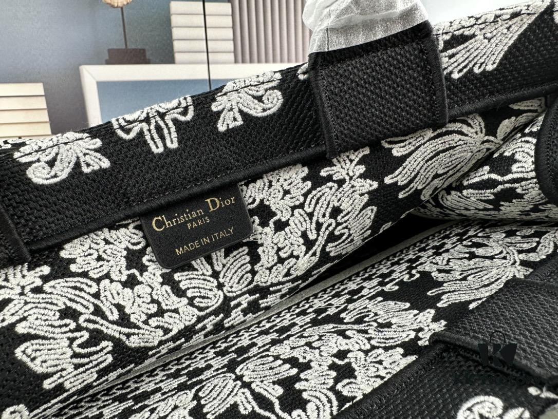 Embroidered Medium [Di0r Book Tote]