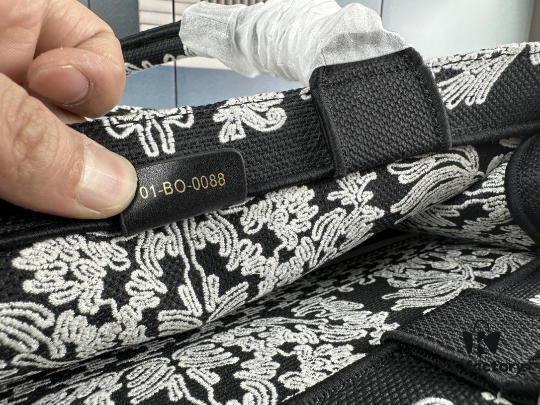 Embroidered Medium [Di0r Book Tote]