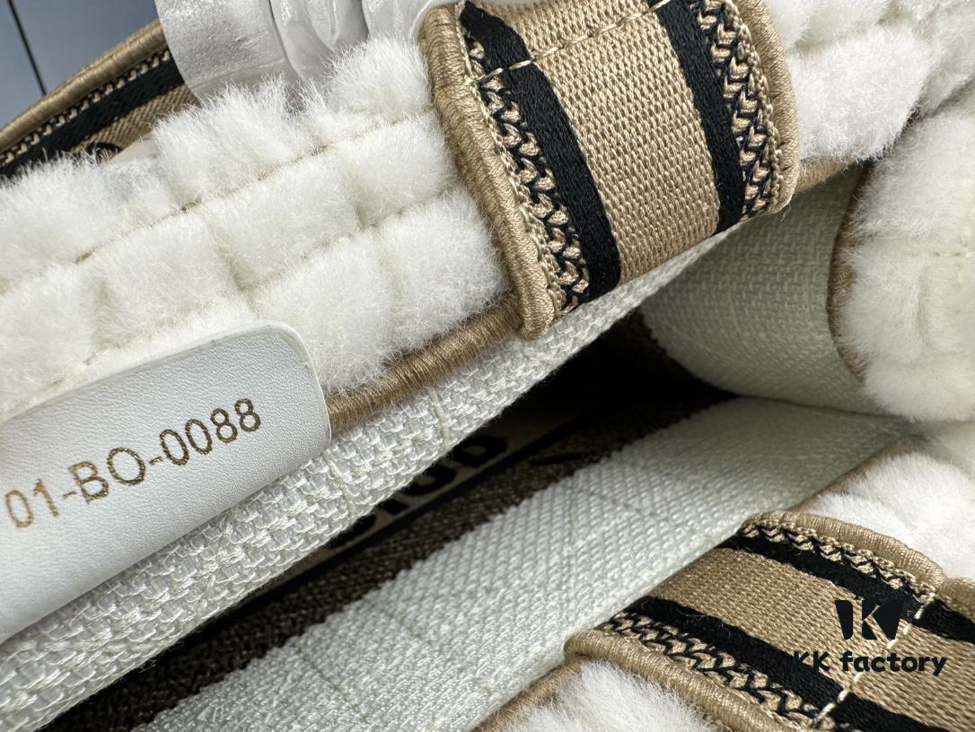 Embroidered Medium [Di0r Book Tote]