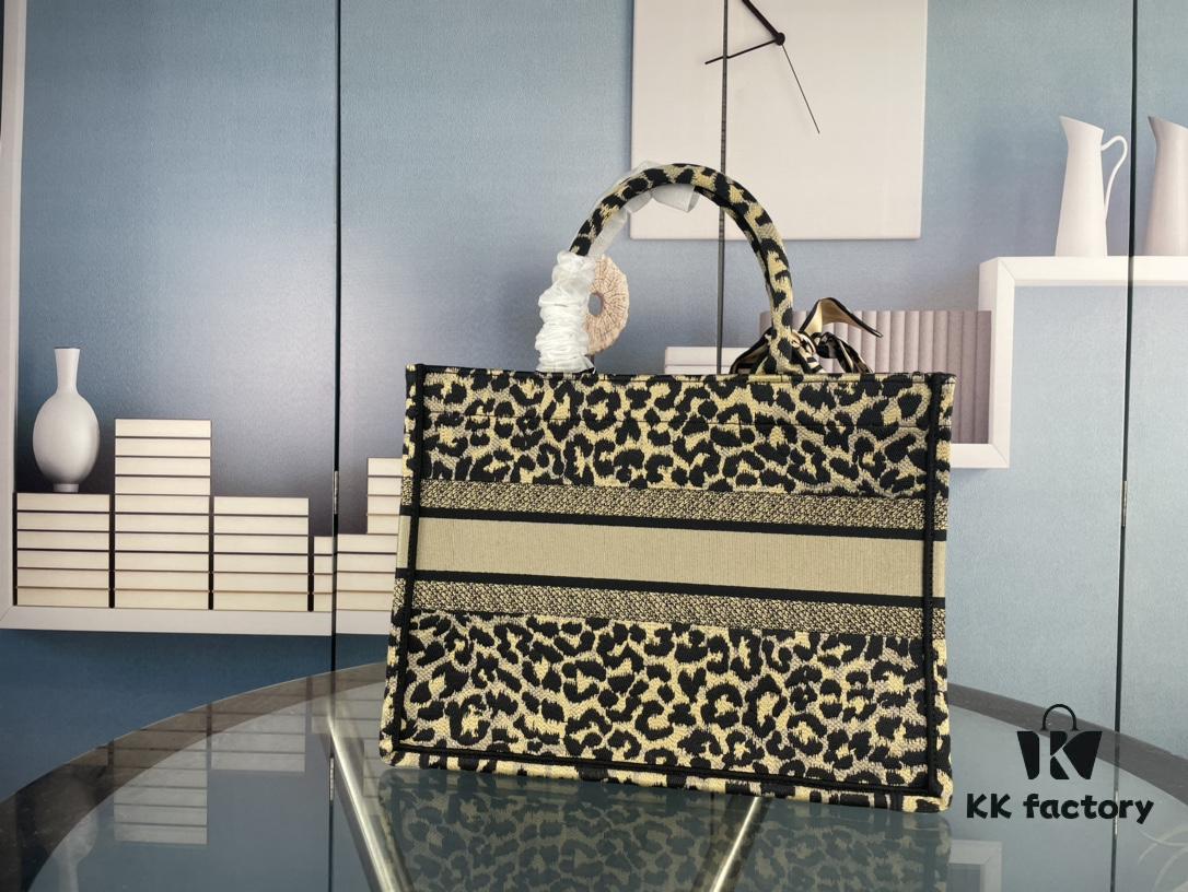 Embroidered Medium [Di0r Book Tote]