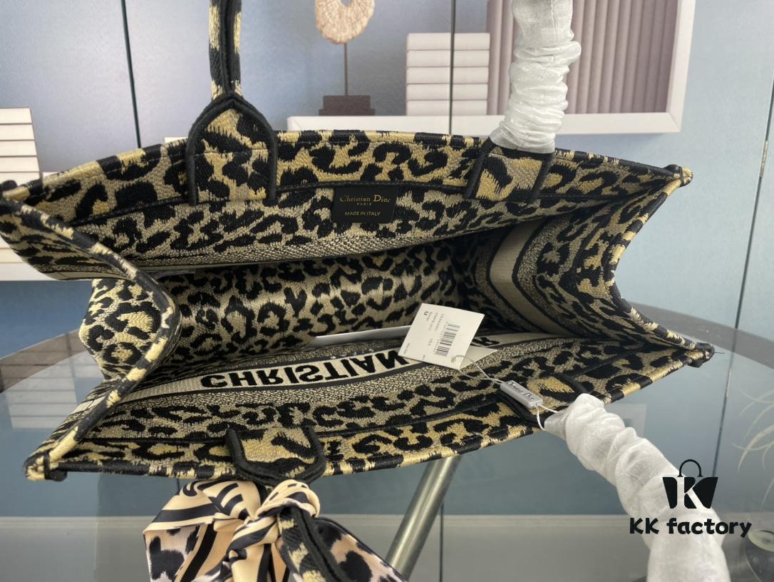 Embroidered Medium [Di0r Book Tote]