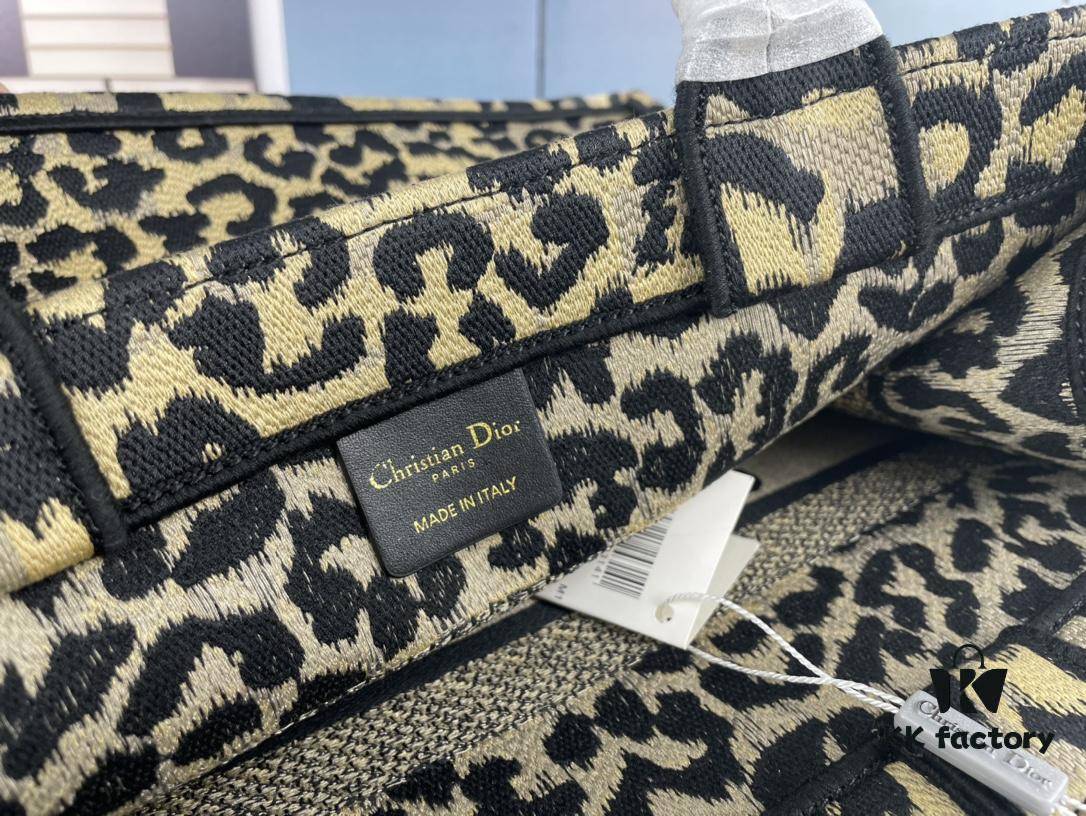 Embroidered Medium [Di0r Book Tote]