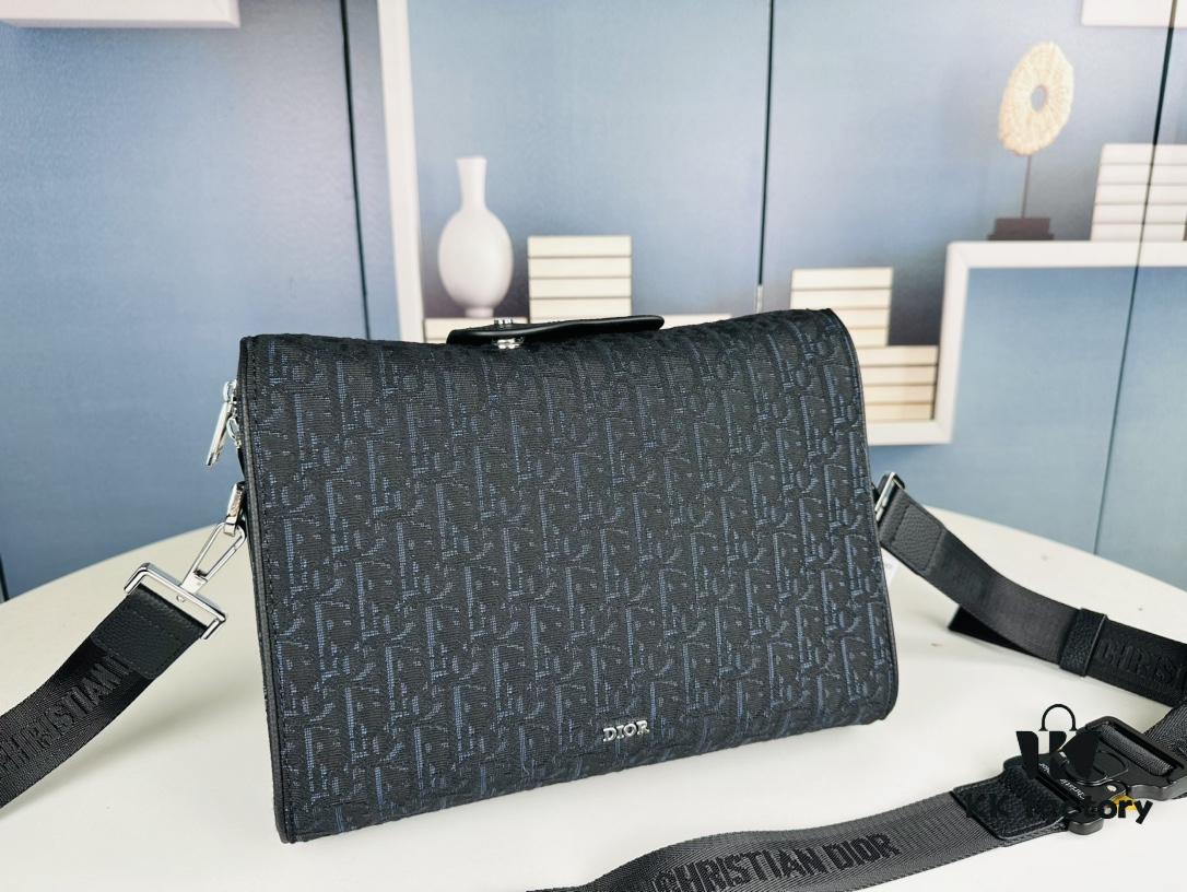 Lingot Messenger Bag with Box, Size 29x22x8, Model No. 9033