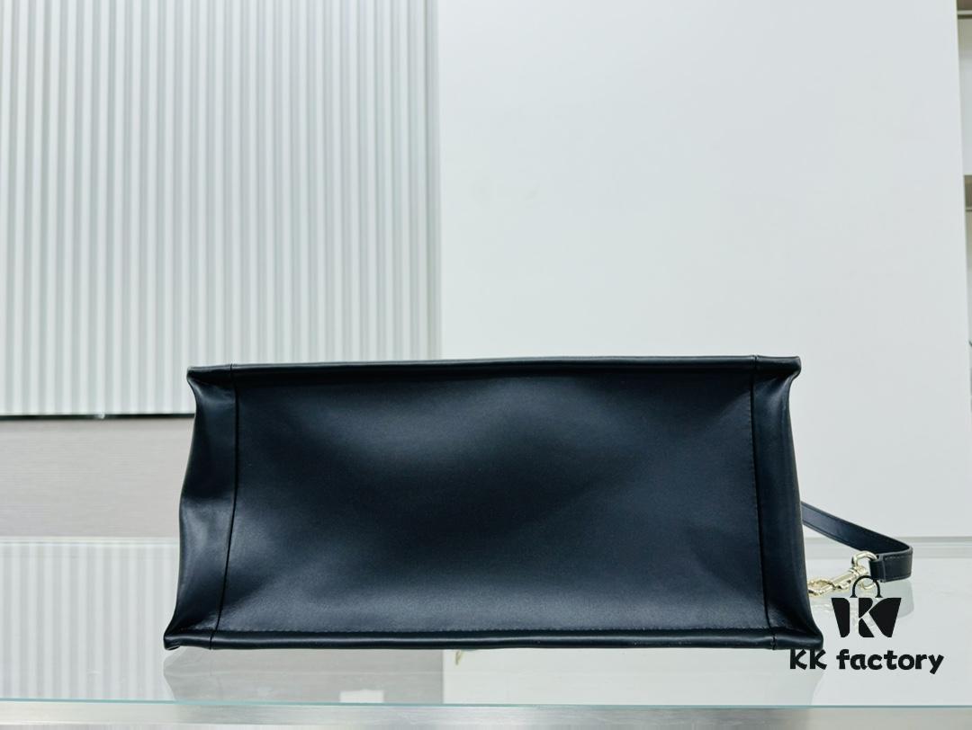 Dior New Arrival Tote Bag in Calfskin