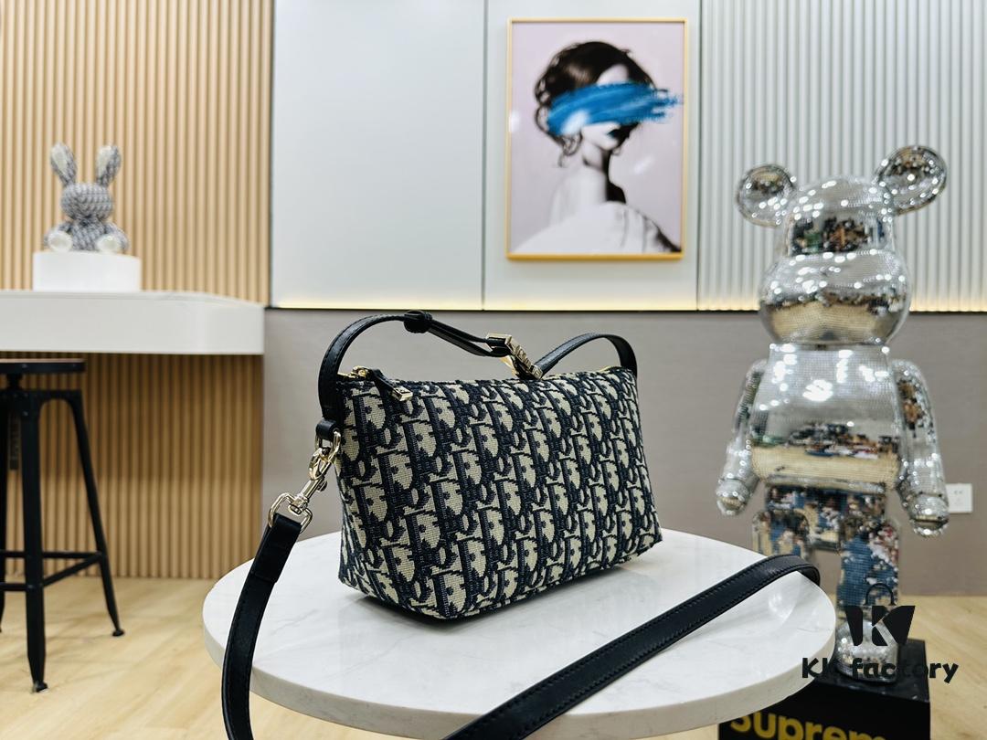 Summer Dior New Arrival Oblique Monogram Lunchbox Bag ● Adorable Silhouette, Previously a Highly Sought-After Vintage Style ● Spacious Enough to Fit Several Large Phones ● Versatile Styling – Can Be Carried by Hand or with an Adjustable Strap (Featuring Side Buckle Details) ● Classic Monogram in Egyptian Long-Staple Cotton, Crafted with Flemish Tapestry Weaving Technique, Exquisite Detailing and Rich Dimensionality, Outstanding Value for Money