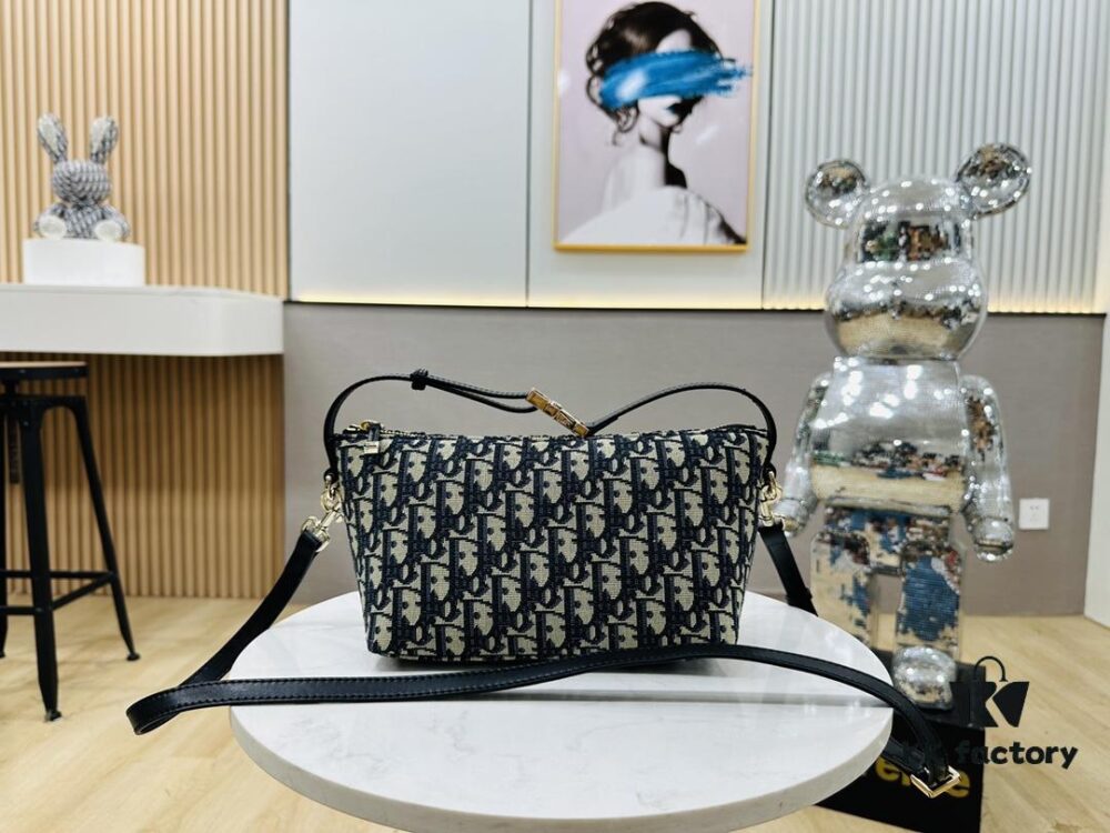 Summer Dior New Arrival Oblique Monogram Lunchbox Bag ● Adorable Silhouette, Previously a Highly Sought-After Vintage Style ● Spacious Enough to Fit Several Large Phones ● Versatile Styling – Can Be Carried by Hand or with an Adjustable Strap (Featuring Side Buckle Details) ● Classic Monogram in Egyptian Long-Staple Cotton, Crafted with Flemish Tapestry Weaving Technique, Exquisite Detailing and Rich Dimensionality, Outstanding Value for Money