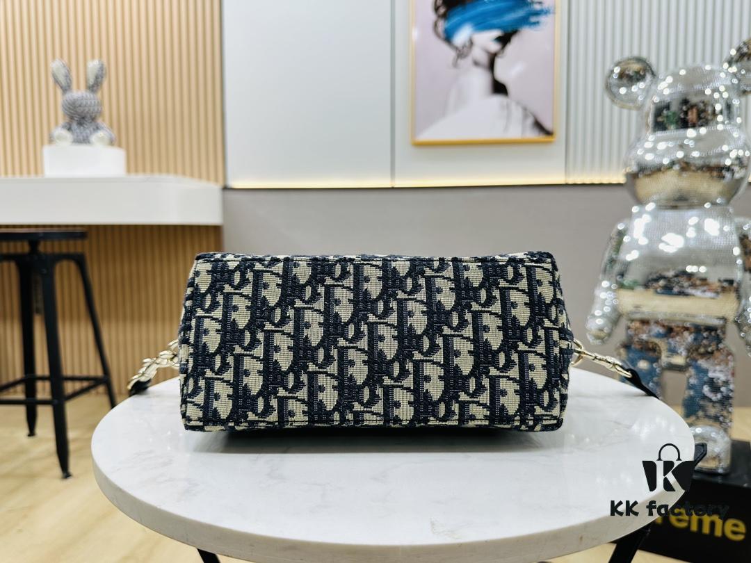 Summer Dior New Arrival Oblique Monogram Lunchbox Bag ● Adorable Silhouette, Previously a Highly Sought-After Vintage Style ● Spacious Enough to Fit Several Large Phones ● Versatile Styling – Can Be Carried by Hand or with an Adjustable Strap (Featuring Side Buckle Details) ● Classic Monogram in Egyptian Long-Staple Cotton, Crafted with Flemish Tapestry Weaving Technique, Exquisite Detailing and Rich Dimensionality, Outstanding Value for Money