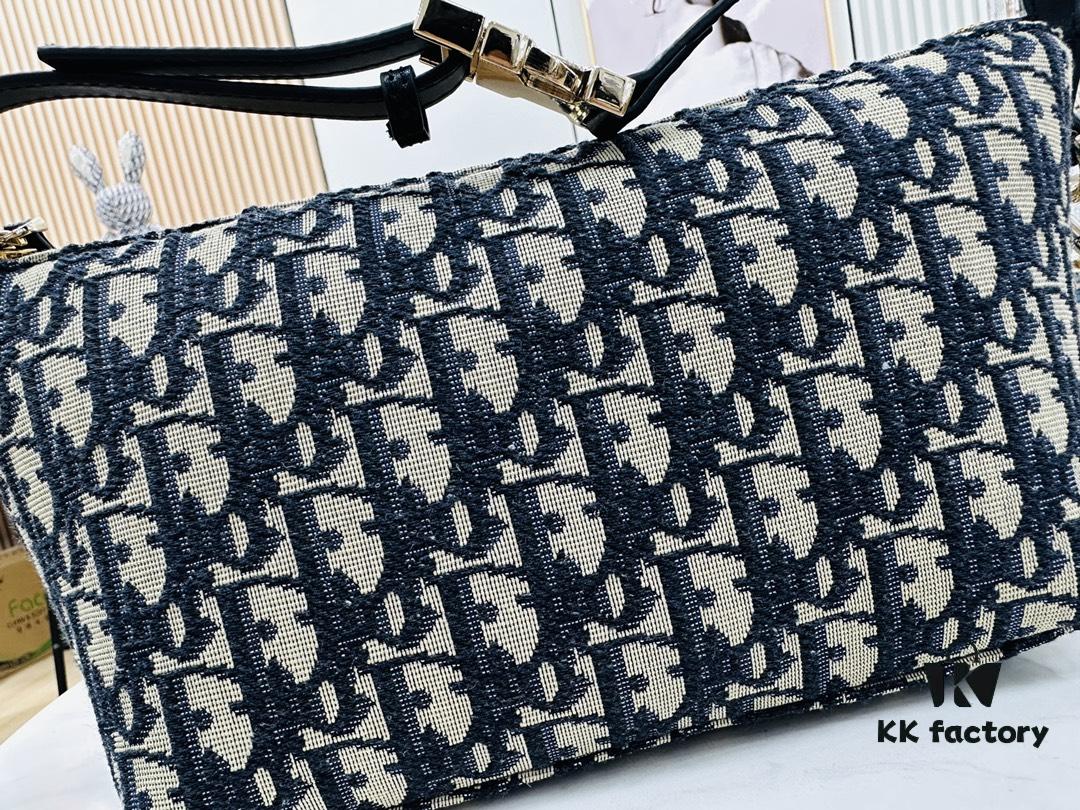Summer Dior New Arrival Oblique Monogram Lunchbox Bag ● Adorable Silhouette, Previously a Highly Sought-After Vintage Style ● Spacious Enough to Fit Several Large Phones ● Versatile Styling – Can Be Carried by Hand or with an Adjustable Strap (Featuring Side Buckle Details) ● Classic Monogram in Egyptian Long-Staple Cotton, Crafted with Flemish Tapestry Weaving Technique, Exquisite Detailing and Rich Dimensionality, Outstanding Value for Money