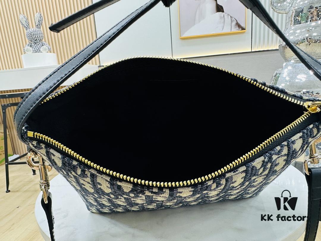 Summer Dior New Arrival Oblique Monogram Lunchbox Bag ● Adorable Silhouette, Previously a Highly Sought-After Vintage Style ● Spacious Enough to Fit Several Large Phones ● Versatile Styling – Can Be Carried by Hand or with an Adjustable Strap (Featuring Side Buckle Details) ● Classic Monogram in Egyptian Long-Staple Cotton, Crafted with Flemish Tapestry Weaving Technique, Exquisite Detailing and Rich Dimensionality, Outstanding Value for Money