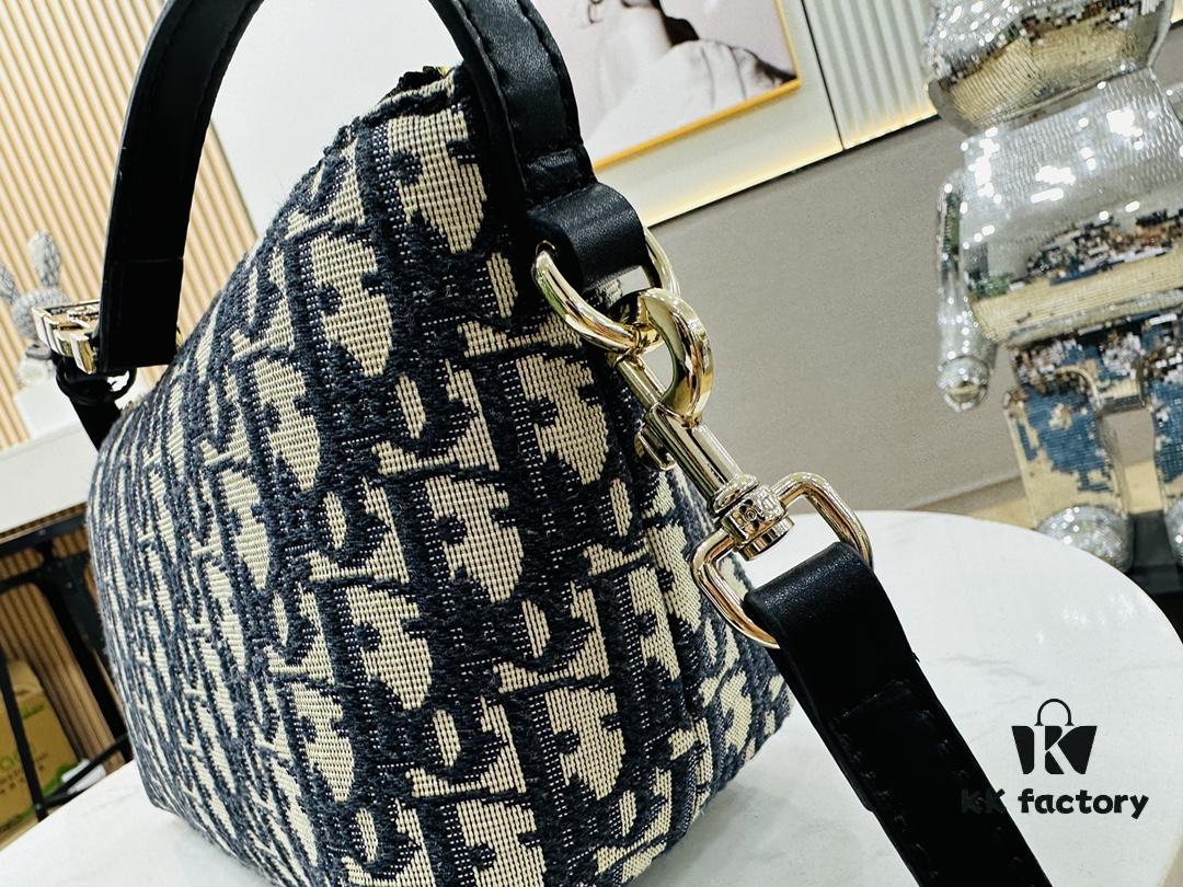 Summer Dior New Arrival Oblique Monogram Lunchbox Bag ● Adorable Silhouette, Previously a Highly Sought-After Vintage Style ● Spacious Enough to Fit Several Large Phones ● Versatile Styling – Can Be Carried by Hand or with an Adjustable Strap (Featuring Side Buckle Details) ● Classic Monogram in Egyptian Long-Staple Cotton, Crafted with Flemish Tapestry Weaving Technique, Exquisite Detailing and Rich Dimensionality, Outstanding Value for Money