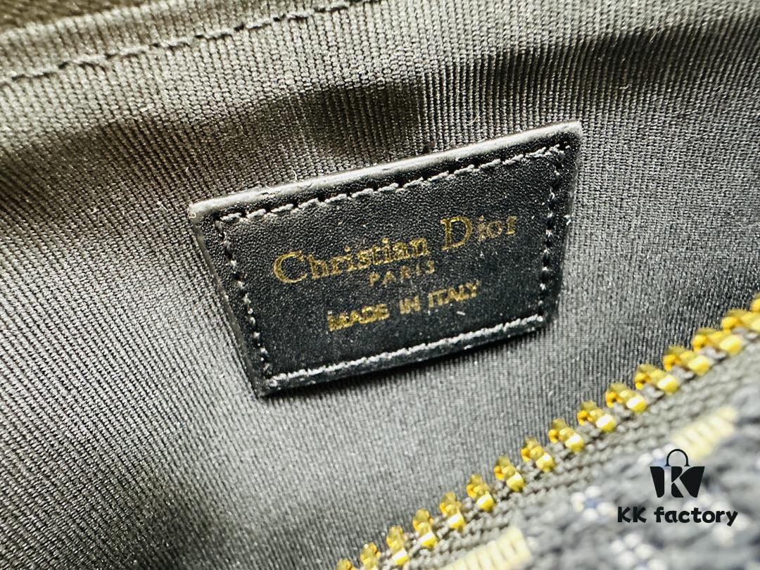 Summer Dior New Arrival Oblique Monogram Lunchbox Bag ● Adorable Silhouette, Previously a Highly Sought-After Vintage Style ● Spacious Enough to Fit Several Large Phones ● Versatile Styling – Can Be Carried by Hand or with an Adjustable Strap (Featuring Side Buckle Details) ● Classic Monogram in Egyptian Long-Staple Cotton, Crafted with Flemish Tapestry Weaving Technique, Exquisite Detailing and Rich Dimensionality, Outstanding Value for Money