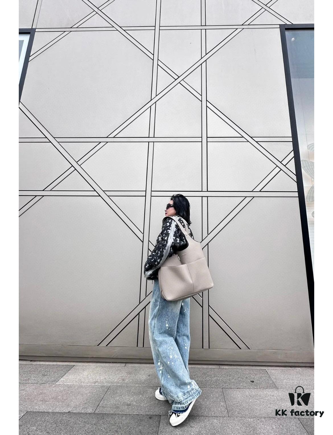 Dior Privé Handbag Fall 2025 – Refined and Elegant