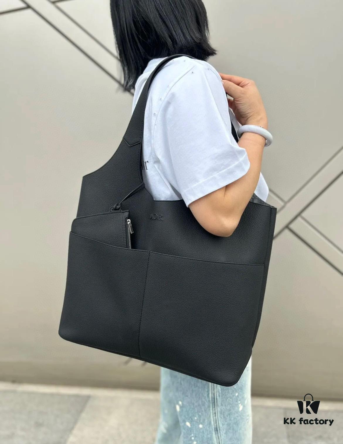 Dior Privé Handbag Fall 2025 – Refined and Elegant