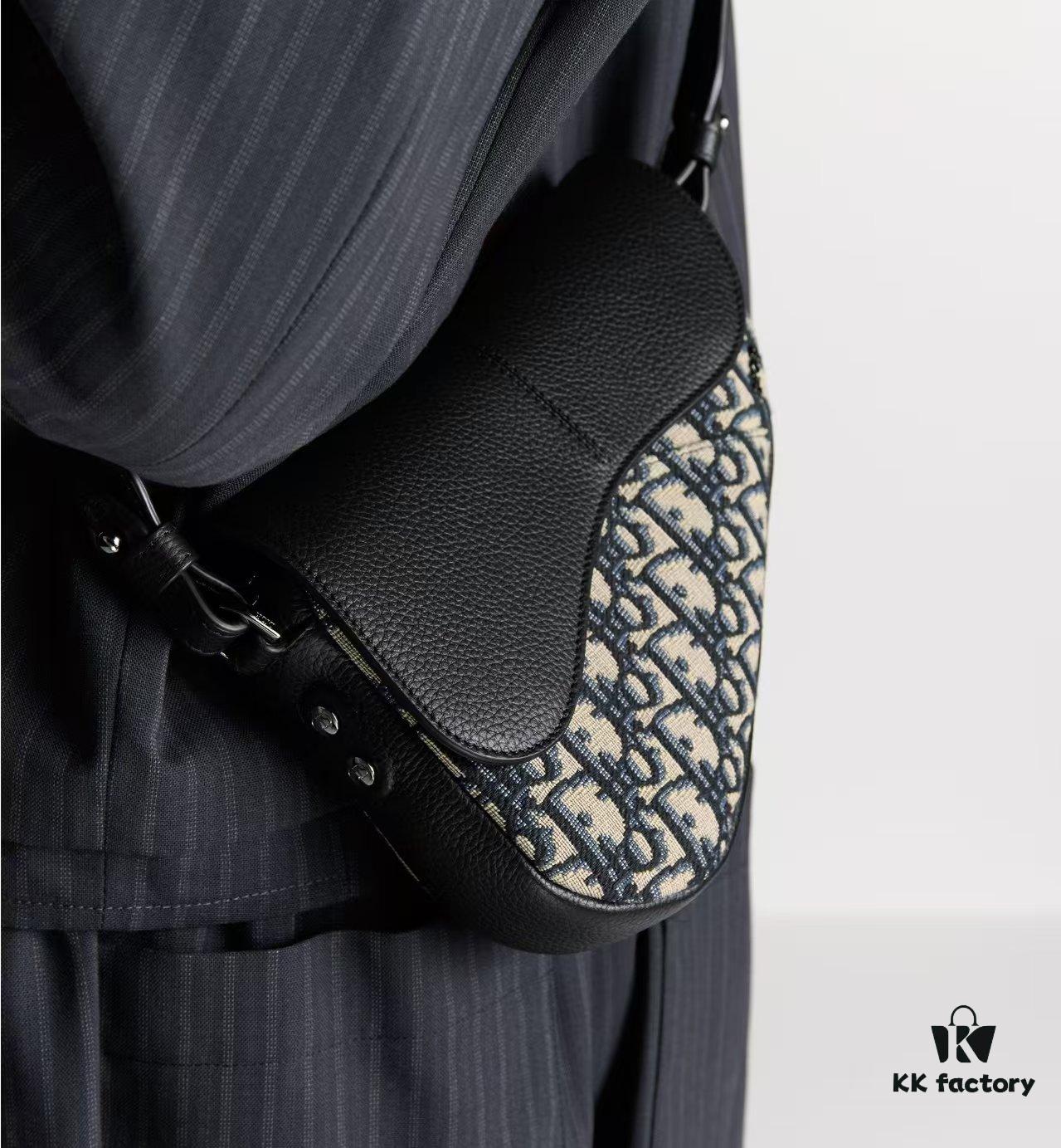 This saddle bag reinterprets the classic design with a modern structure. Crafted from beige and black Oblique printed fabric, it features a signature black grained cowhide magnetic flap and a concealed zip closure. The interior includes a large compartment and slip pockets for daily essentials. The mini style comes with an adjustable, detachable leather shoulder strap, allowing for handheld, shoulder, or crossbody wear.