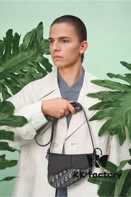 This saddle bag reinterprets the classic design with a modern structure. Crafted from beige and black Oblique printed fabric, it features a signature black grained cowhide magnetic flap and a concealed zip closure. The interior includes a large compartment and slip pockets for daily essentials. The mini style comes with an adjustable, detachable leather shoulder strap, allowing for handheld, shoulder, or crossbody wear.